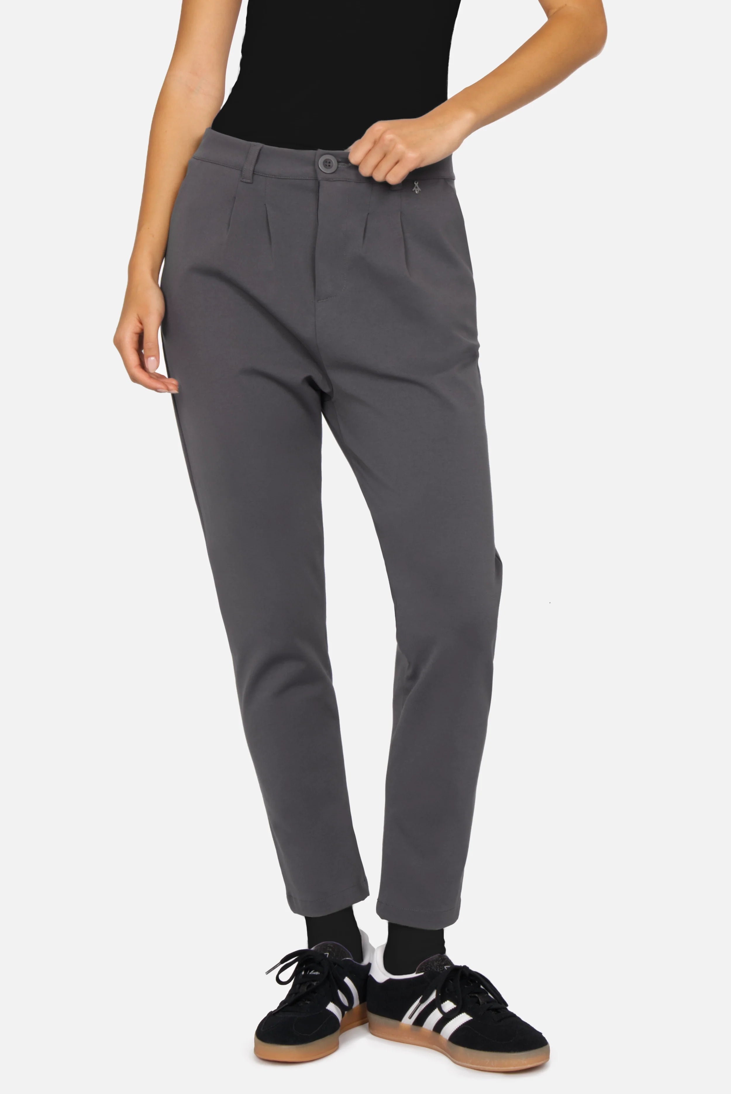 HEELENA Tapered Pants knitterarme, weiche Stoffhose mit mittlerer Bundhöhe und tapered Beinform in zwei Längen erhältlich