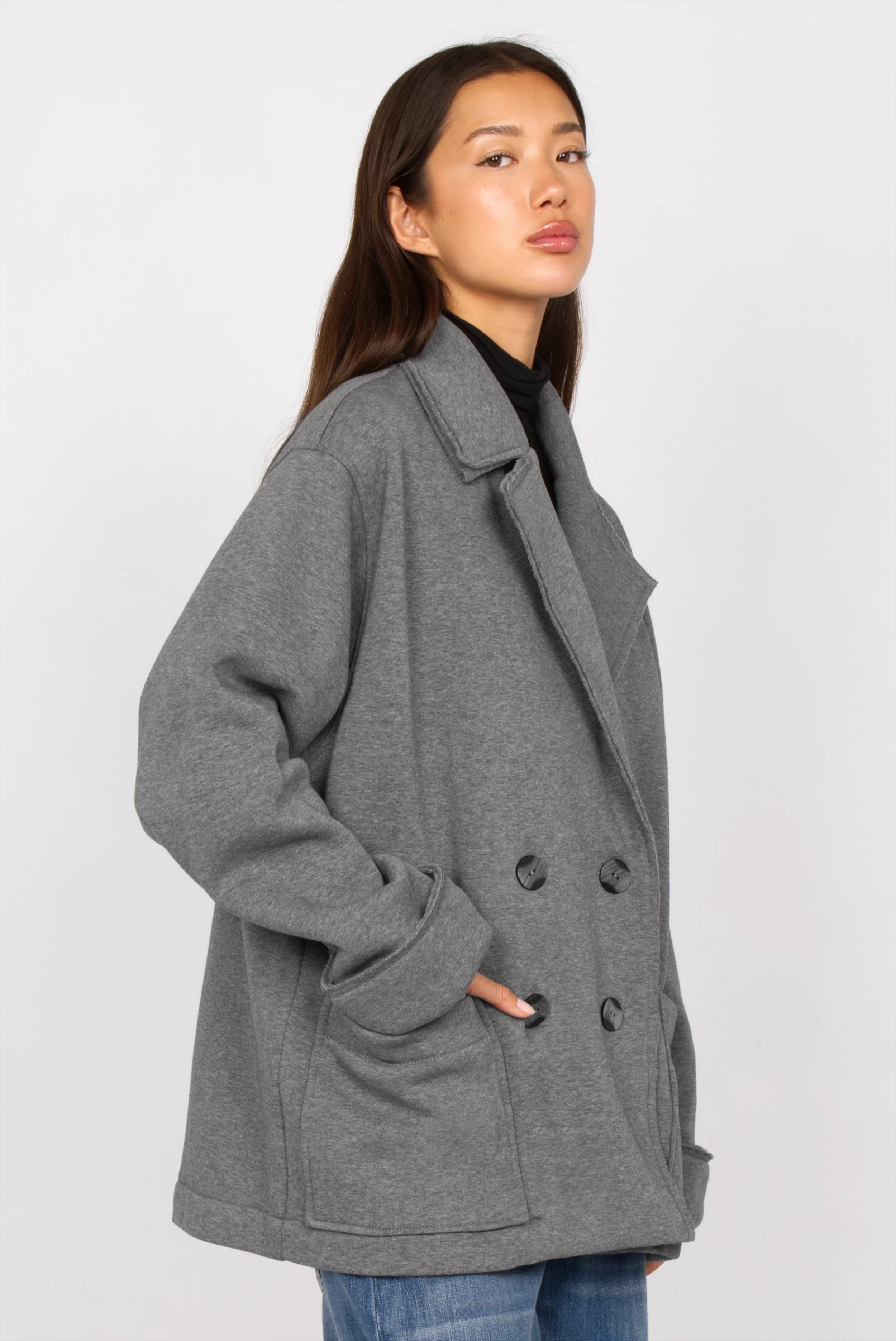 HELLIE Oversized Sweat-Kurzmantel in Grau mit Reverskragen, Doppelknopfverschluss und aufgesetzten Taschen