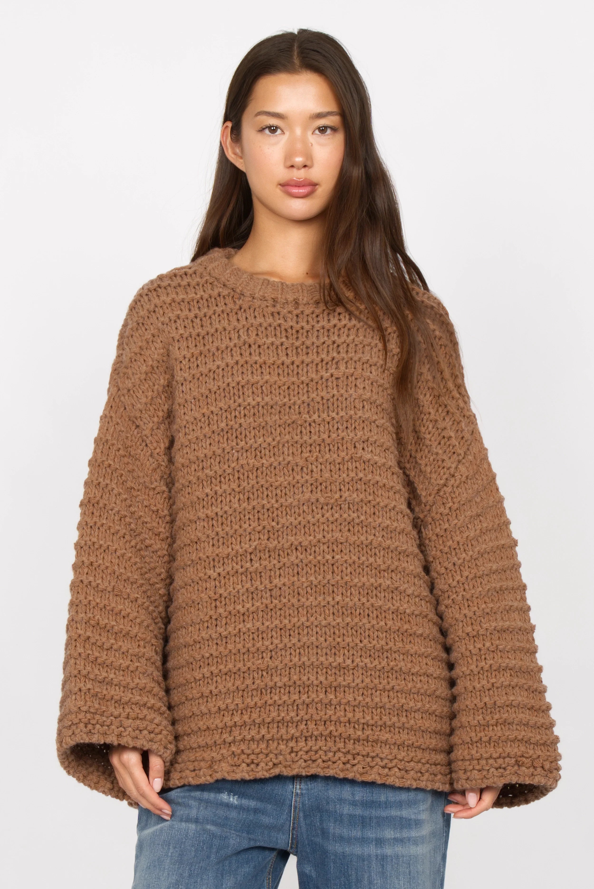 Oversized brown chunky knit pullover with round neckline and wide sleeves in Grobstrick im Chunky-Knit-Look style