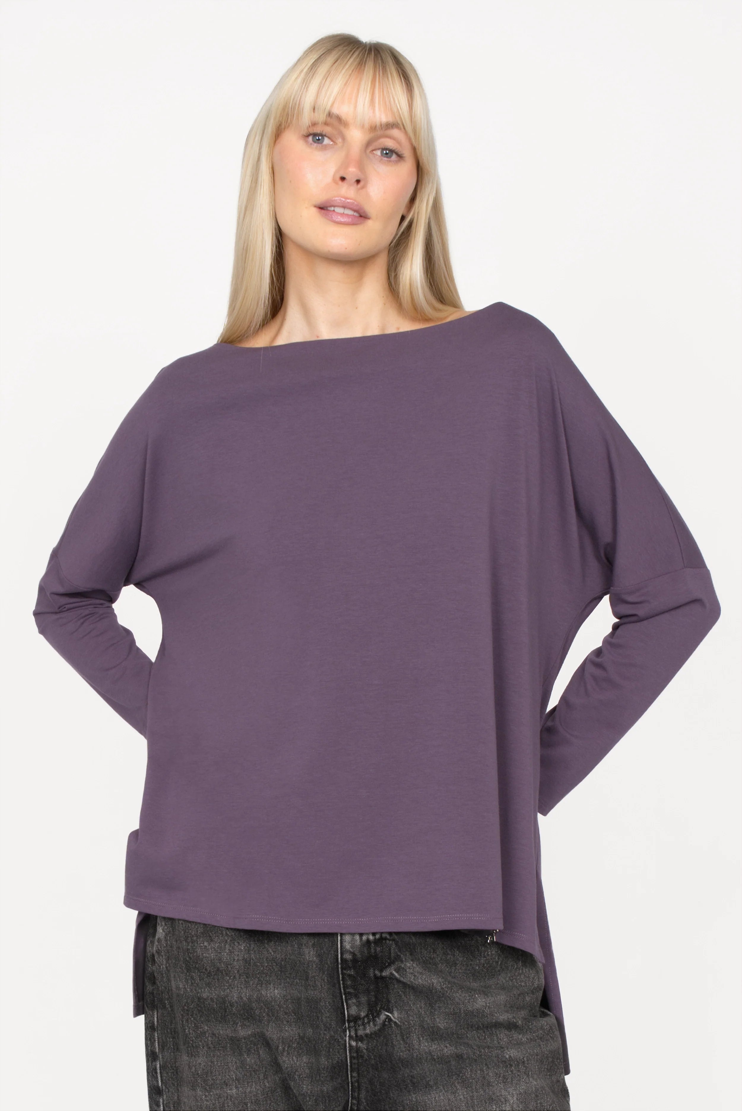 AMALEA Relaxed Fit Longsleeve aus weichem Baumwolljersey mit U-Boot Ausschnitt und seitlichen Schlitzen, hinten länger geschnitten