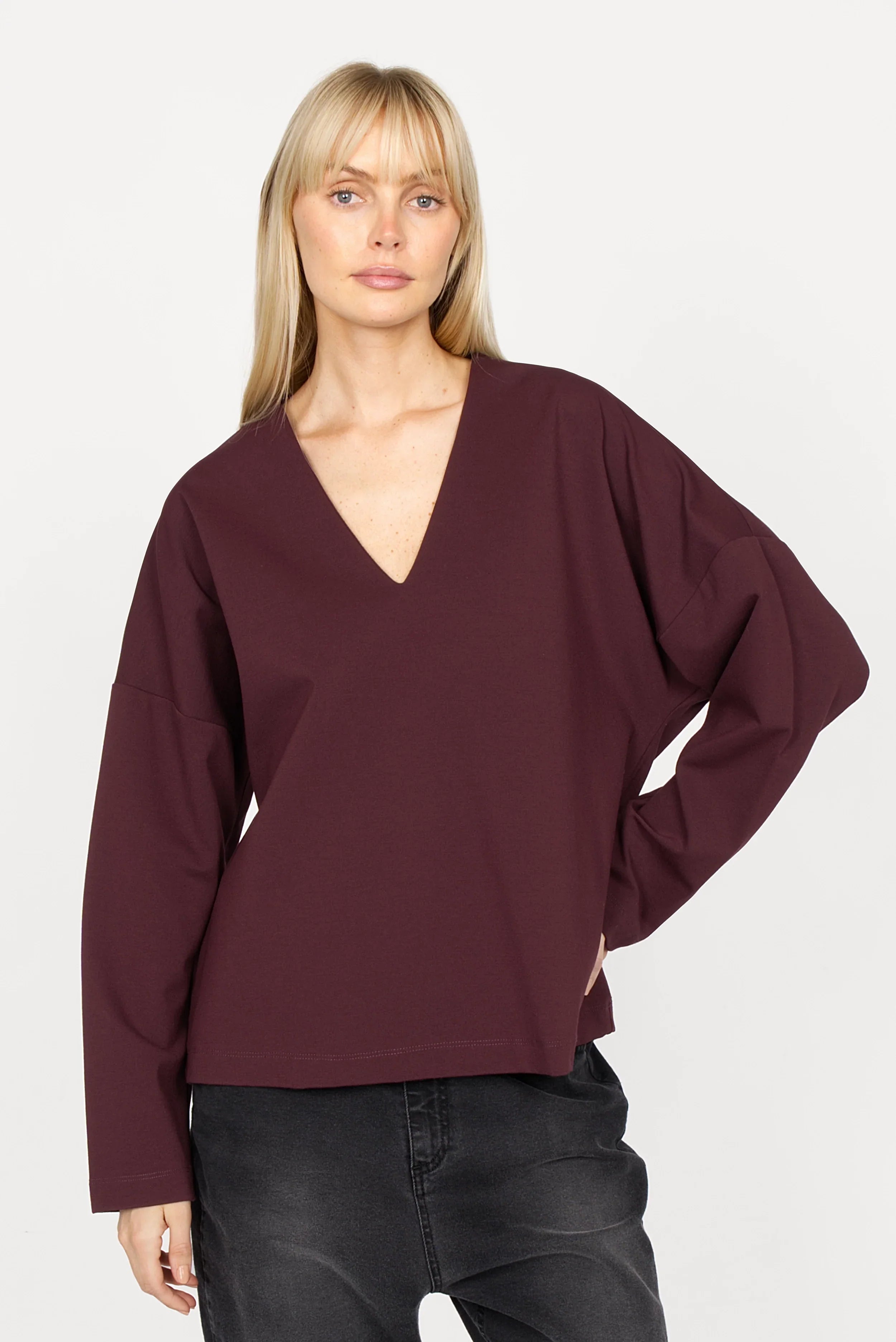 Damen BERLEY Relaxed V-Neck Bluse aus weichem Jersey mit Viskose in Dunkelrot, lockerer Schnitt und V-Ausschnitt