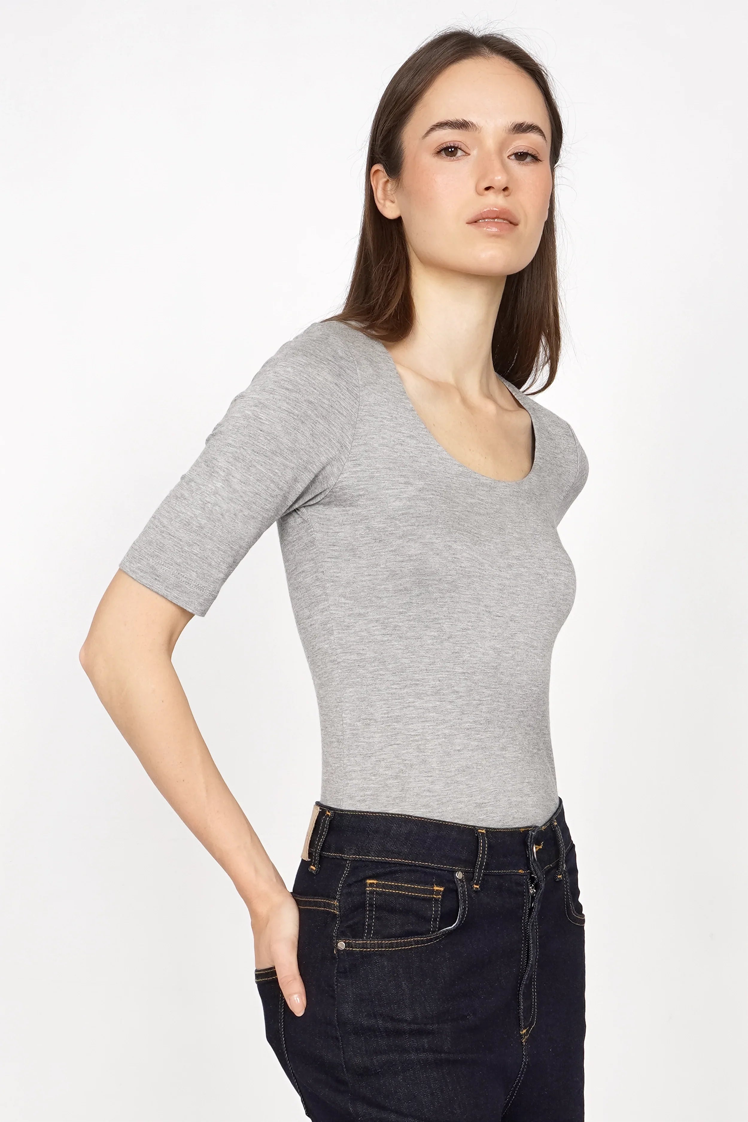 Frau trägt graues JALYN Shirt mit U-Boot Ausschnitt und halblangen Ärmeln, Slim Fit Jerseyshirt.