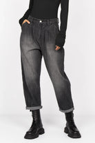 SAIKA Relaxed Tapered Hose in strukturierter Baumwolle mit Washed Black Finish und lockerer Karottenform