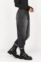 SAIKA Relaxed Tapered Hose aus strukturierter Baumwolle in Washed Black mit Whisker-Falten, lockere Passform und karottenförmigem Schnitt