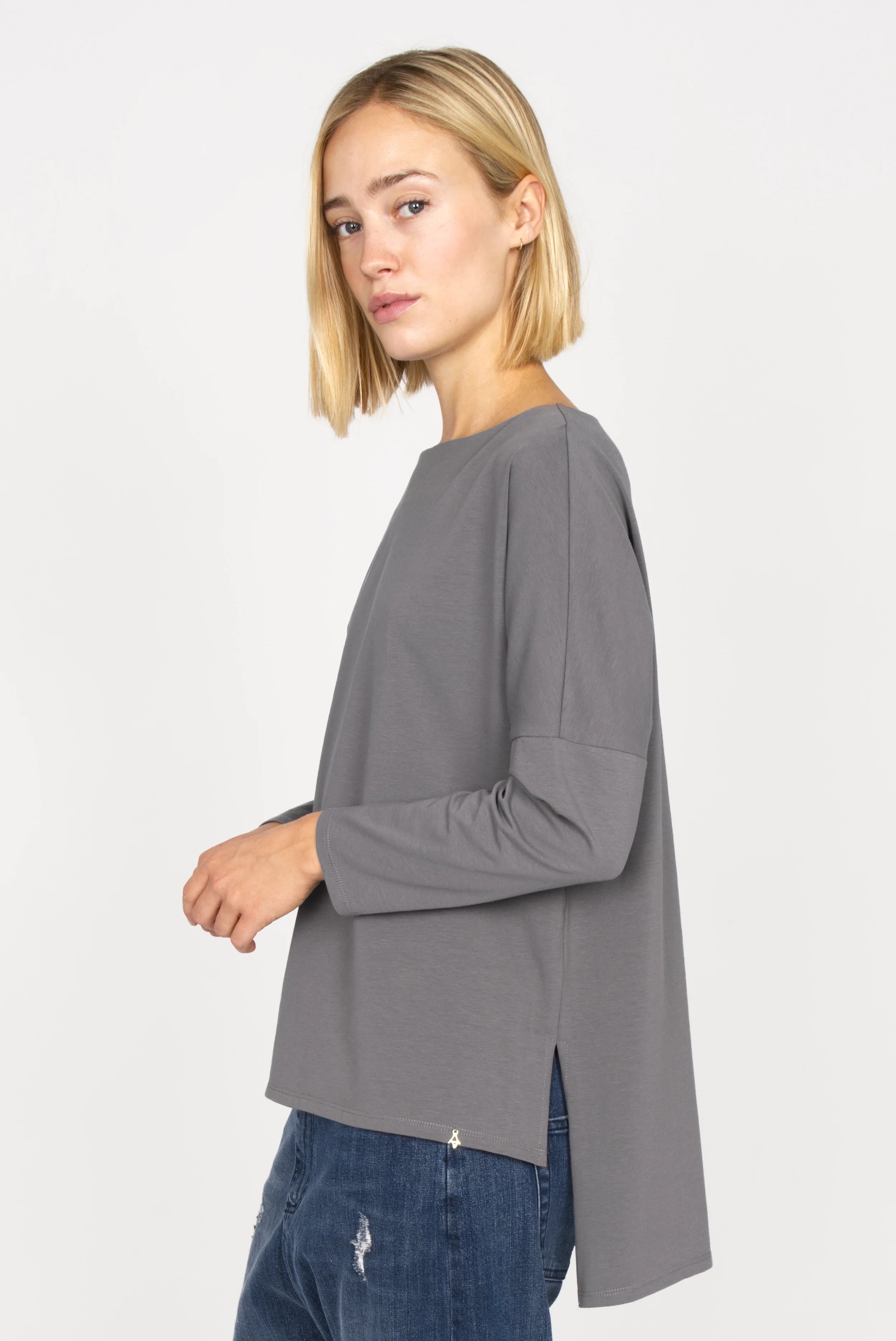 Damen-AMALEA Relaxed Fit Longsleeve mit U-Boot Ausschnitt und seitlichen Schlitzen in Grau