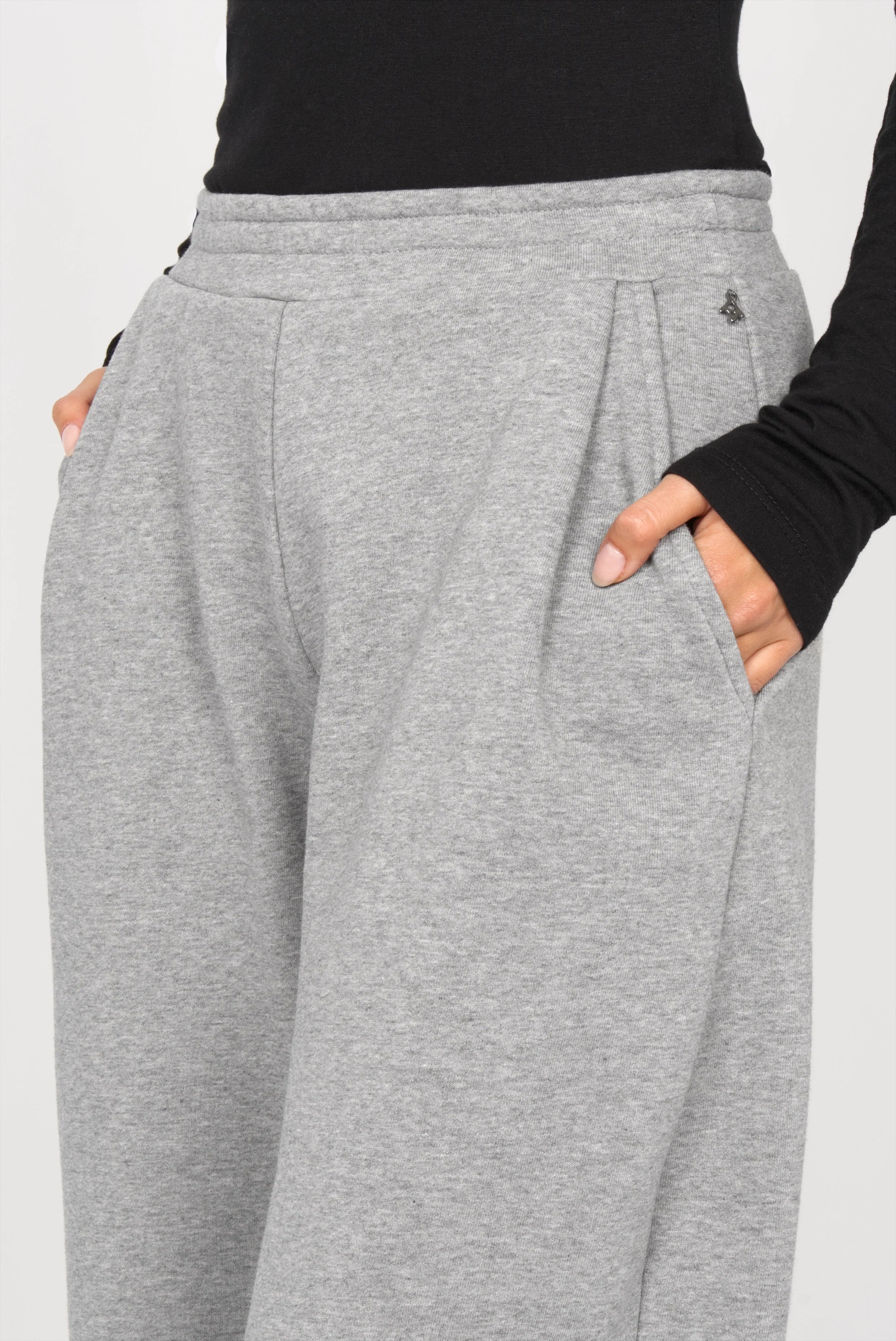 ELVEA O-Shape Sweathose in grey with elastic waistband, relaxed fit, side pockets, and tapered cuffs.