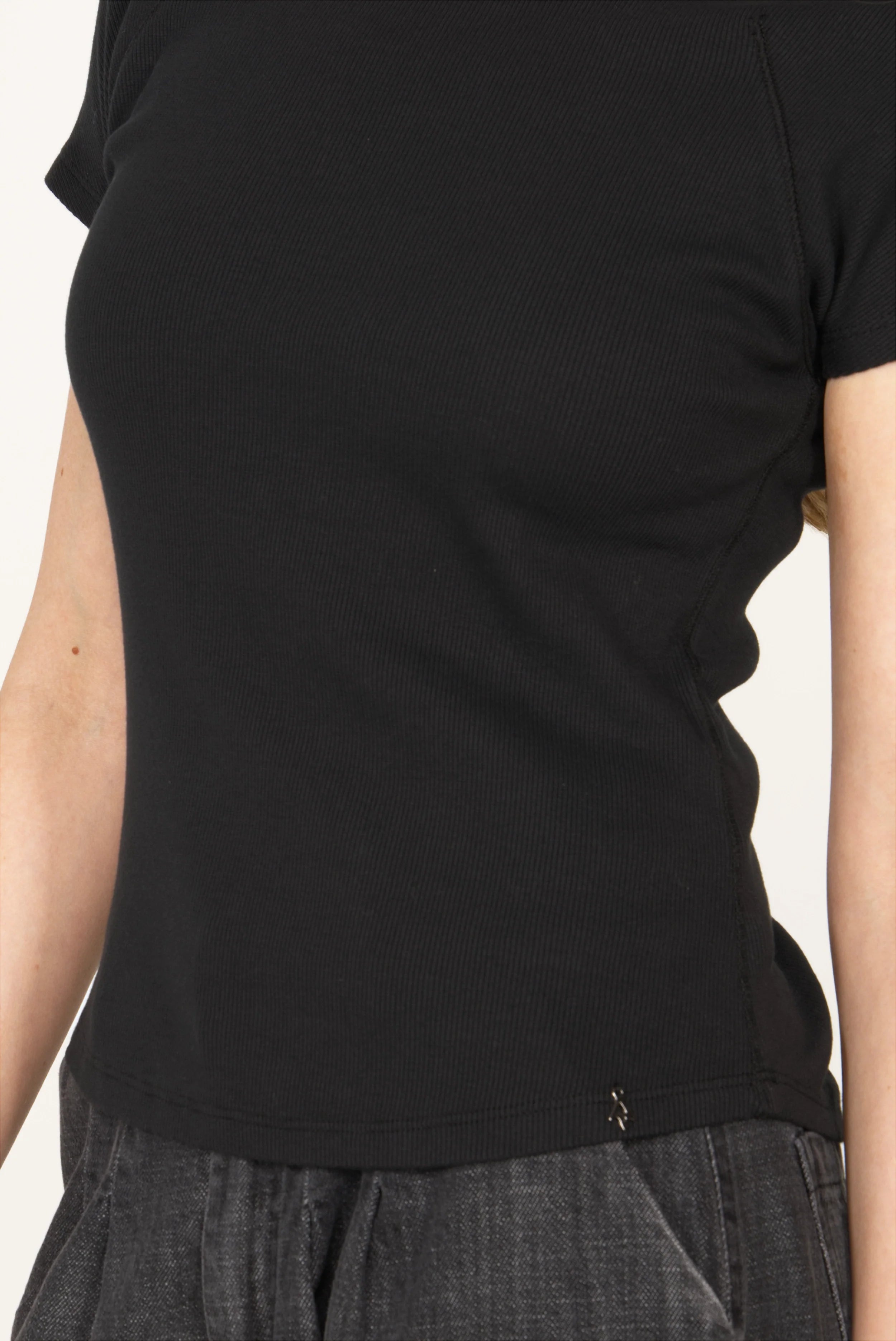 Schwarzes TASYA Shirt aus softem Ripp-Jersey mit Slim Fit und Rundhalsausschnitt