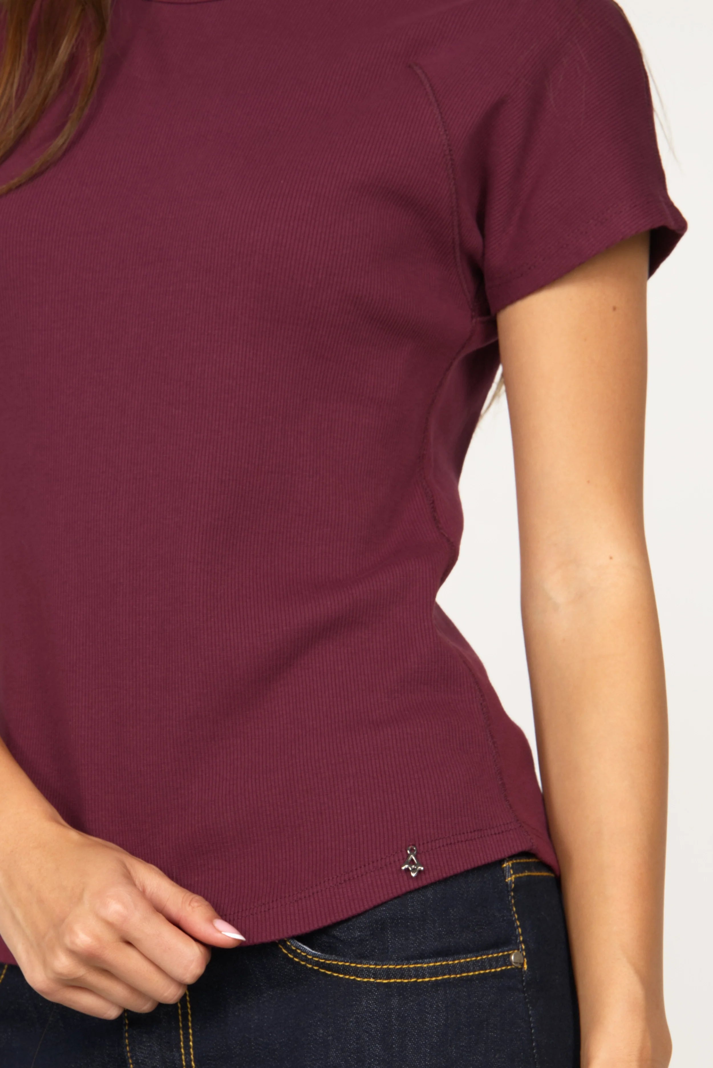 Schmal geschnittenes TASYA Shirt aus weichem Ripp-Jersey mit Ziernähten und rundem Ausschnitt in Bordeauxrot