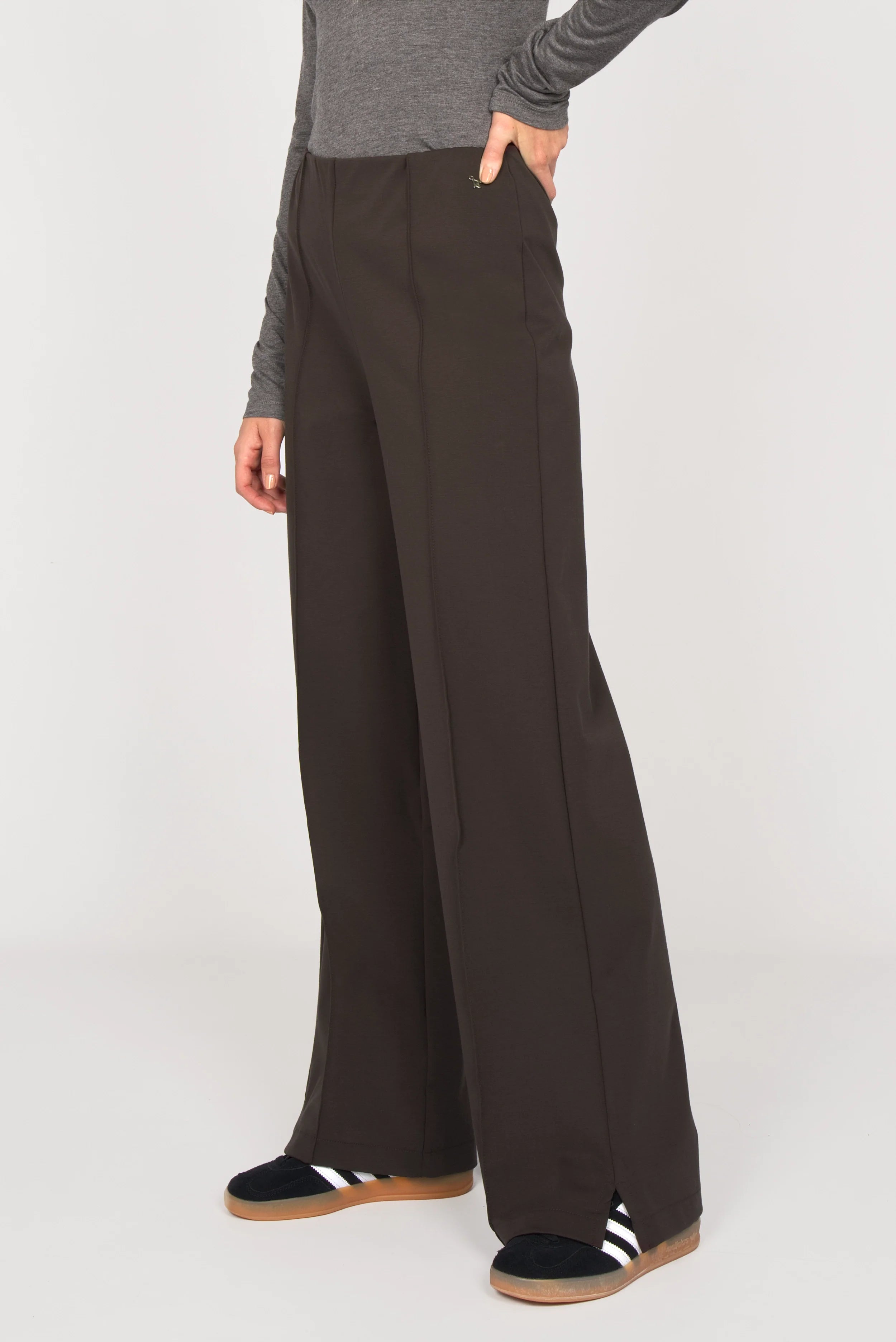 KANDANEA Gerade Hose black straight-leg pants with front pintucks and elastic waistband in interlock fabric