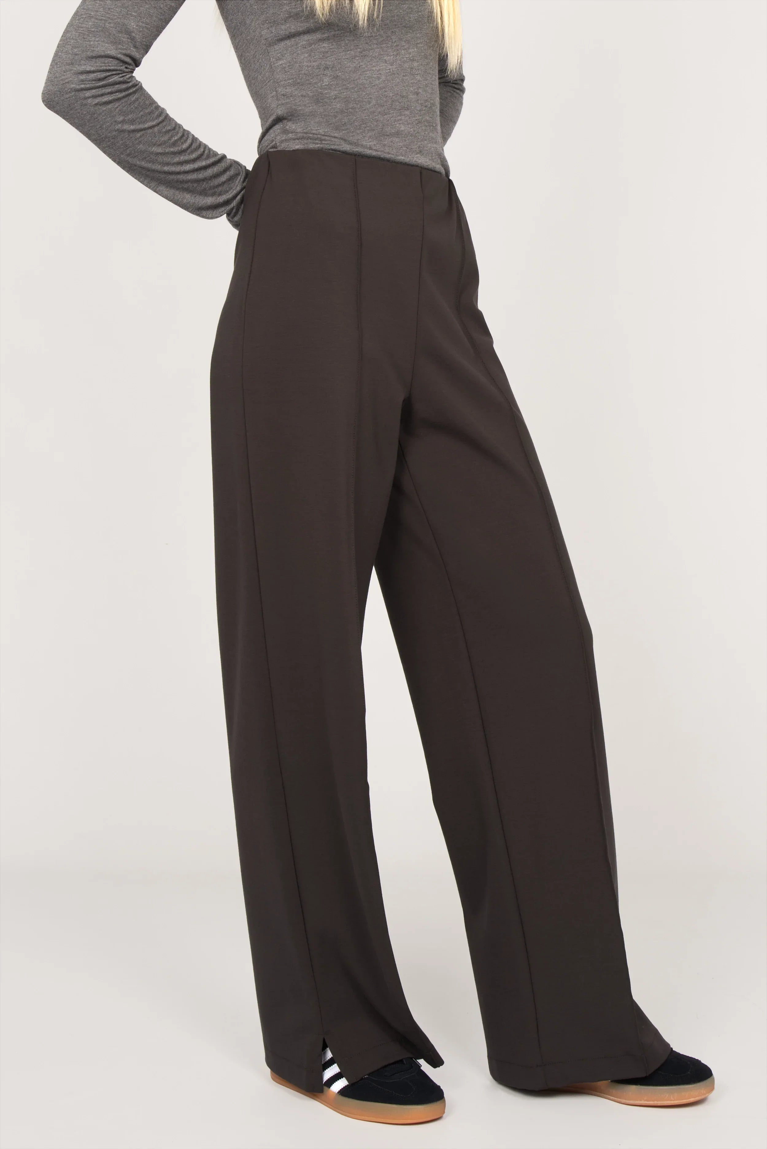 KANDANEA Gerade Hose aus Interlock-Qualität mit geradem Bein, Gummibund und kleinen Schlitzen am Saum in dunkler Farbe