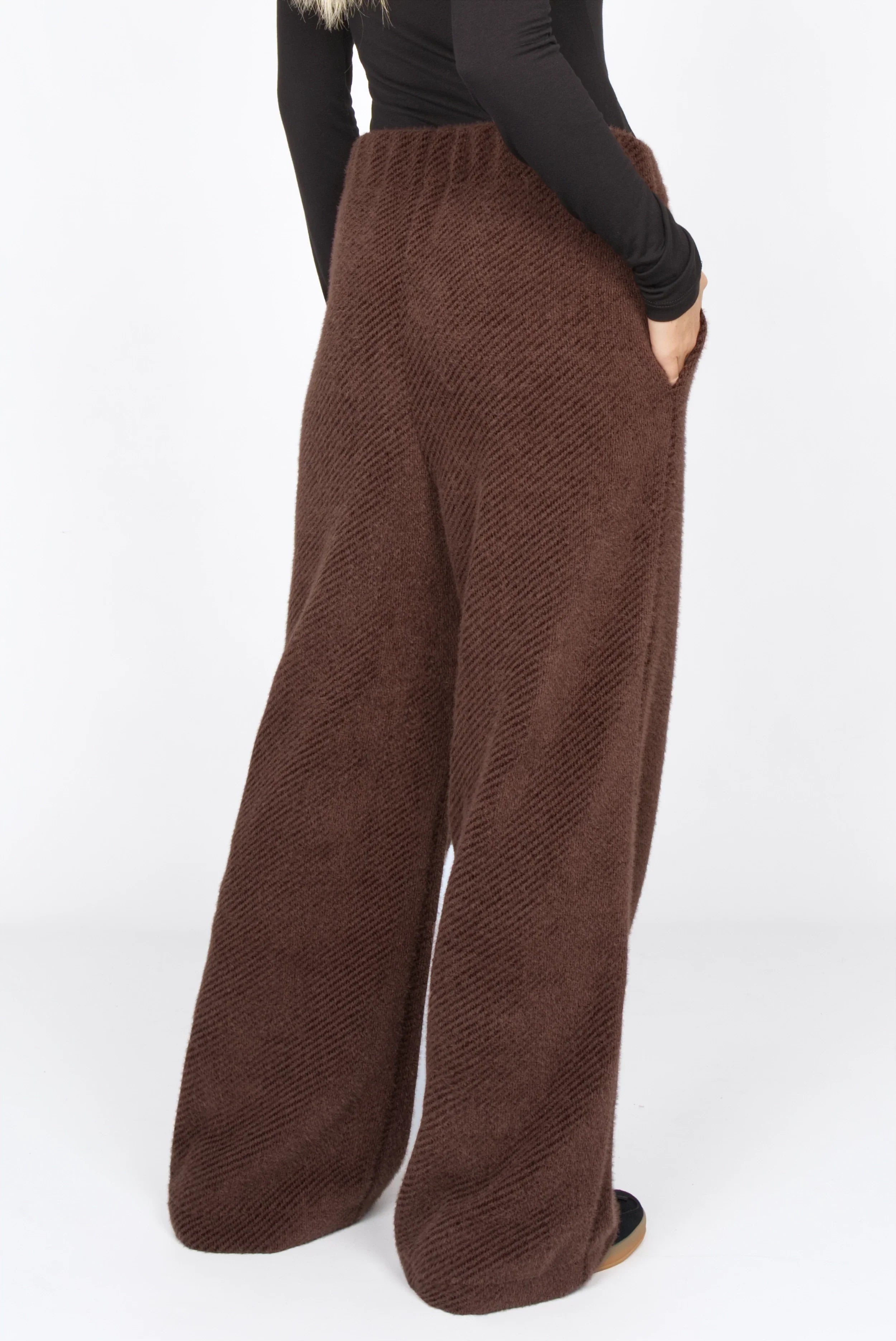 KELYA Wide Leg Hose braun mit relaxed Fit, elastischem Bund und seitlichen Eingrifftaschen aus samtig-weichem Stoff