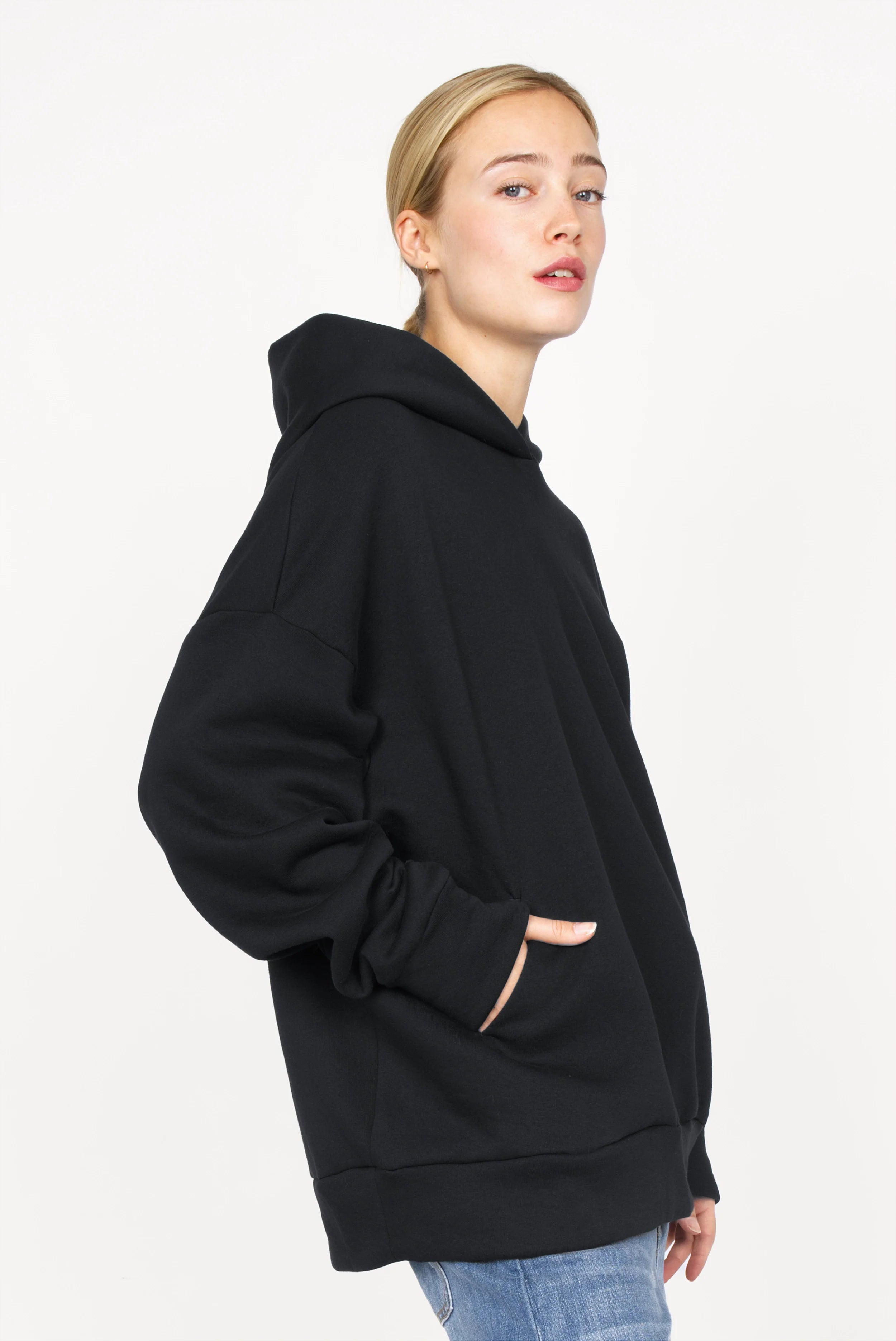 Schwarzer Oversize Hoodie LAURA.K mit Kapuze und Kängurutasche aus weicher Baumwolle