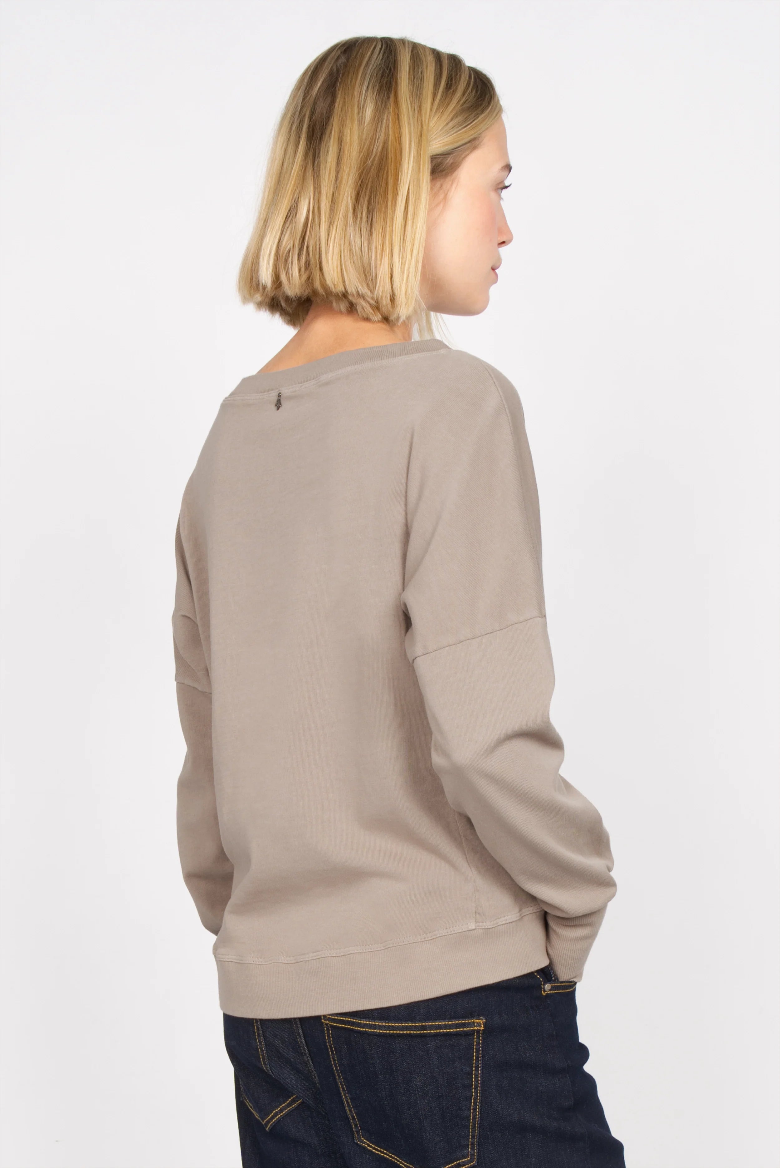 Beige RIISA Longsleeve aus Baumwolljersey mit U-Boot Ausschnitt, überschnittenen Schultern und extrabreiten Rippbündchen, lässig länger geschnitten hinten