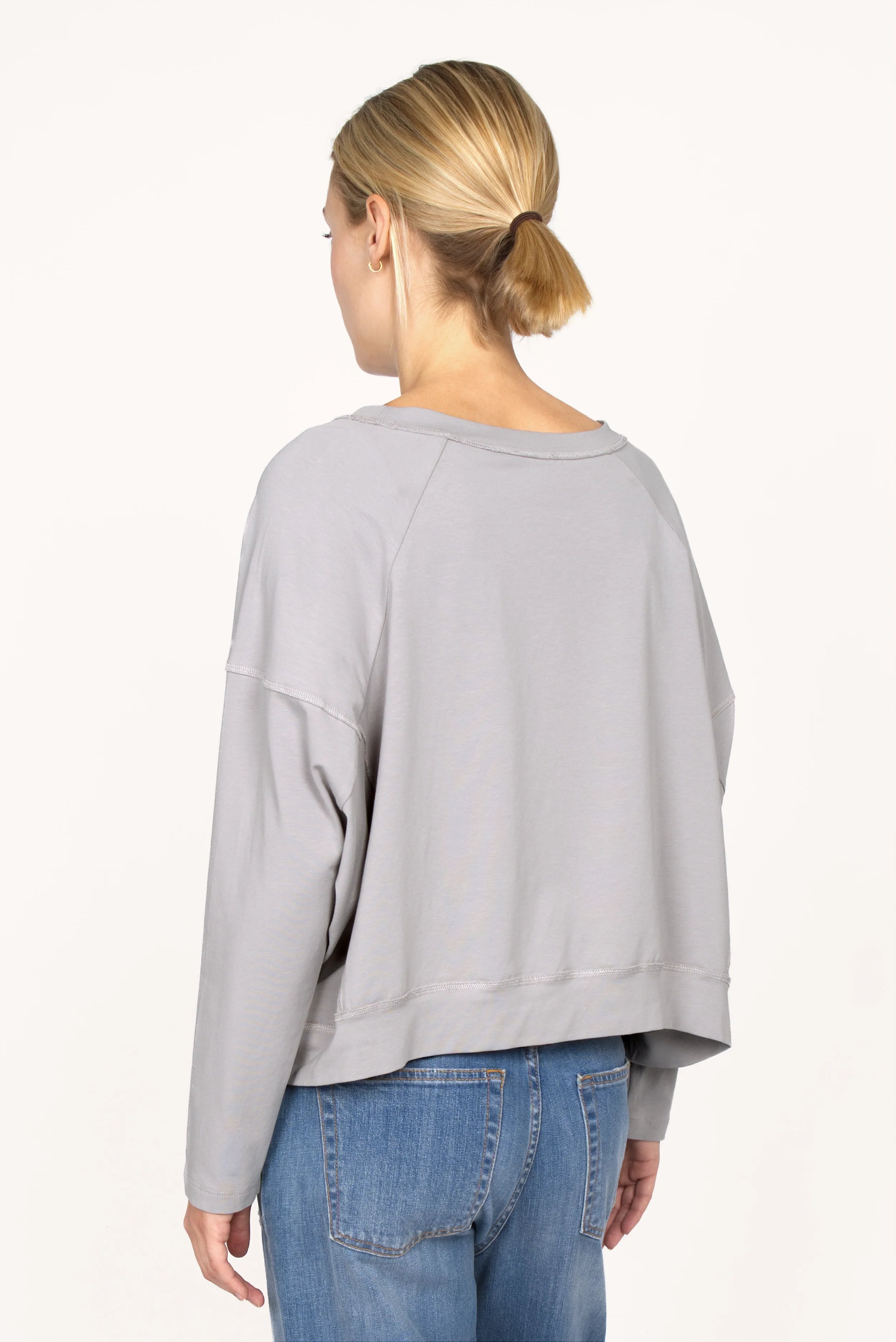 OSASU Cropped Longsleeve in lockerer Kastenform mit weitem Rundhalsausschnitt und geschnittenen Kanten aus weicher Baumwolle