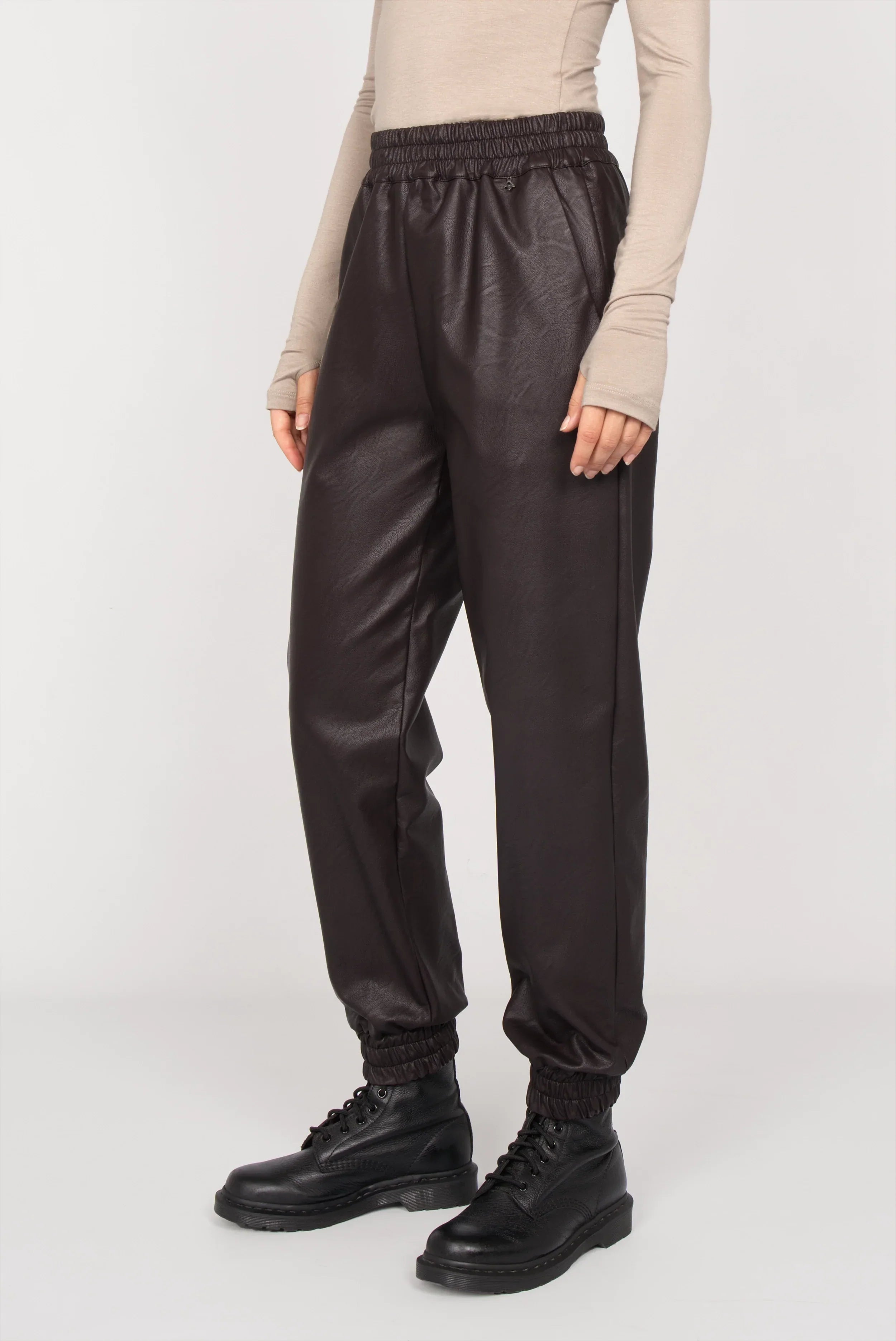 SOOMIN Jogpants in weicher Lederoptik mit elastischem Bund und Beinabschlüssen in dunklem Mokka