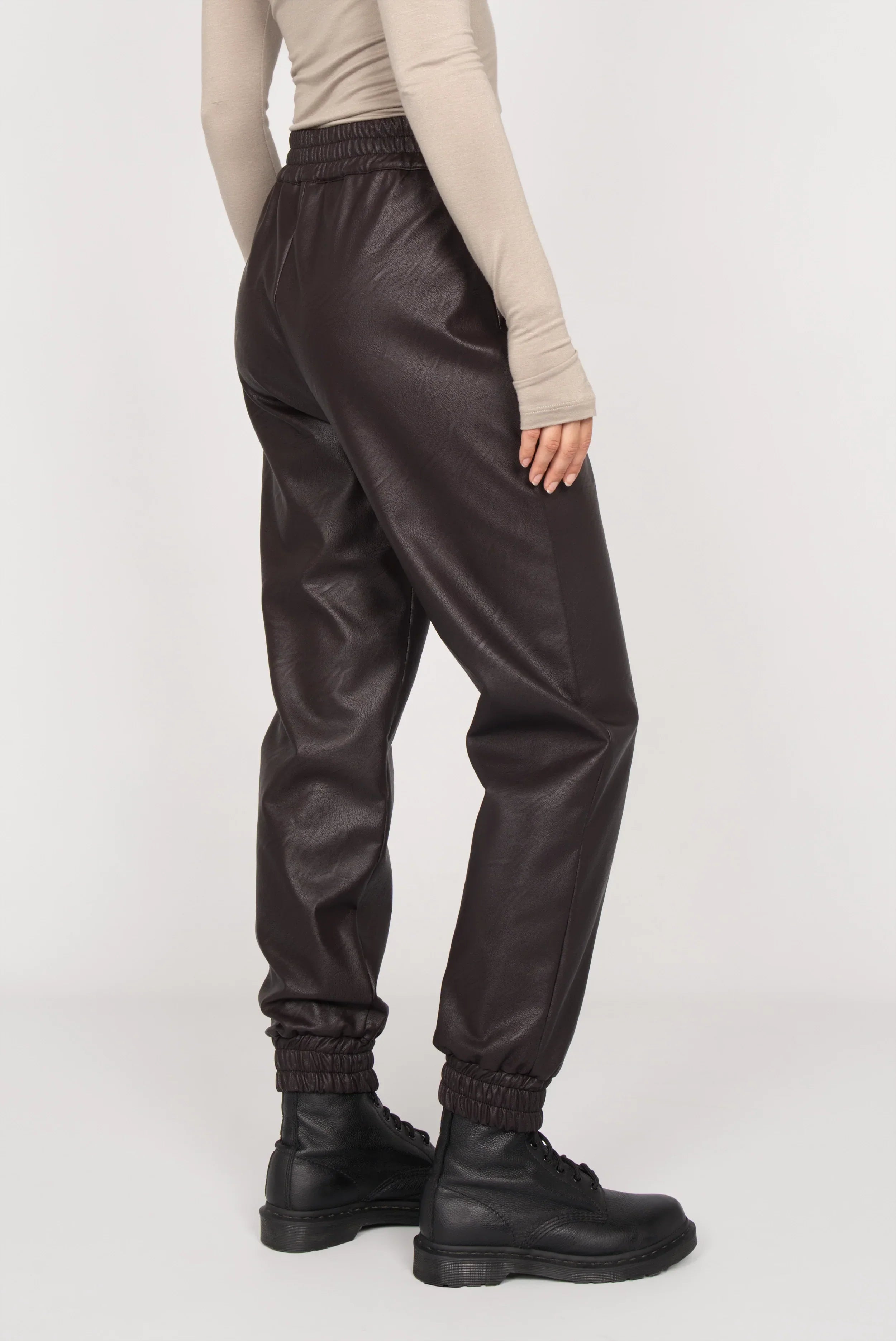 SOOMIN Jogpants in Lederoptik mit elastischem Bund und Beinabschlüssen in Dunkelbraun