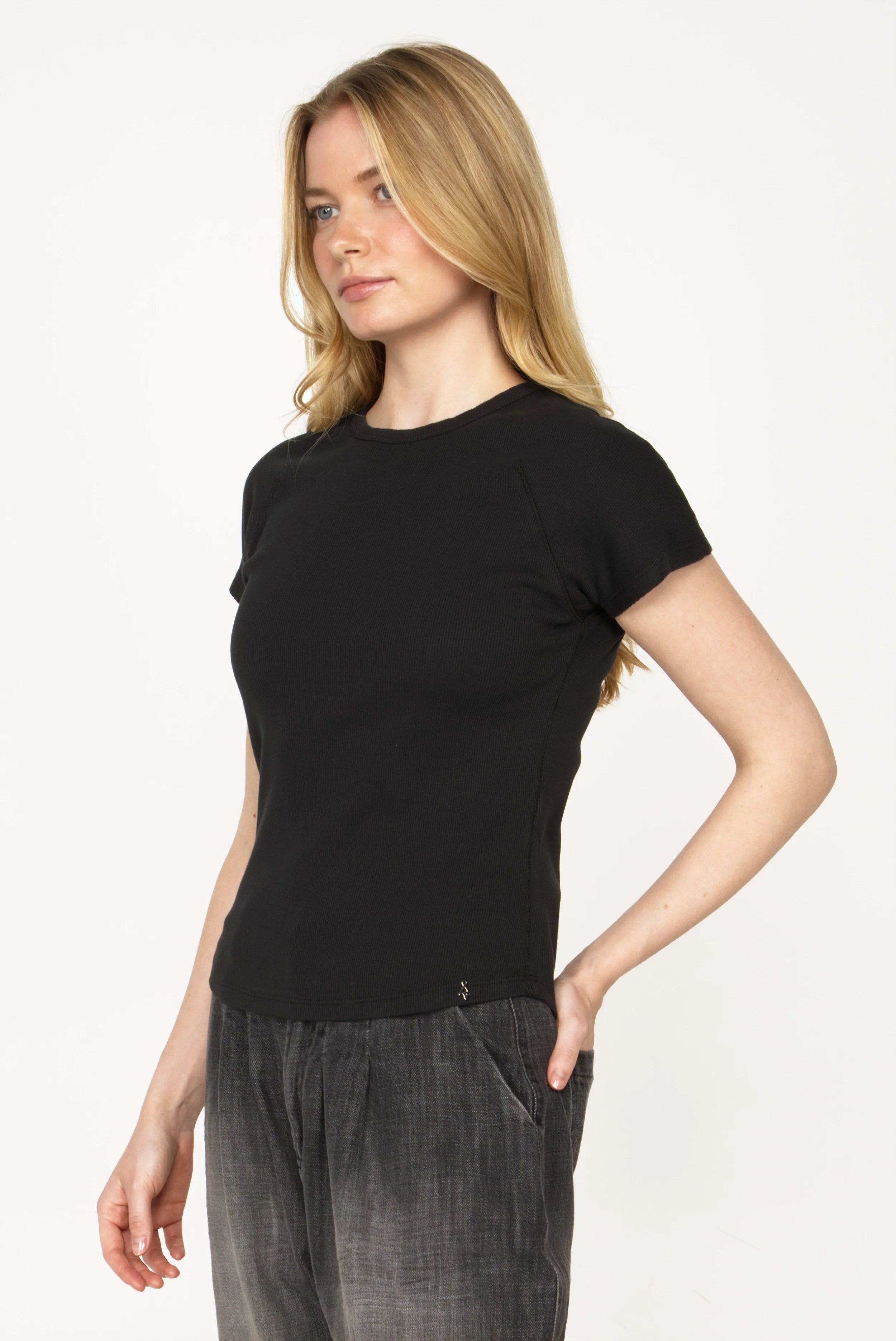 Schmal geschnittenes TASYA Shirt aus softem Ripp-Jersey mit Ziernähten und Rundhalsausschnitt in Schwarz