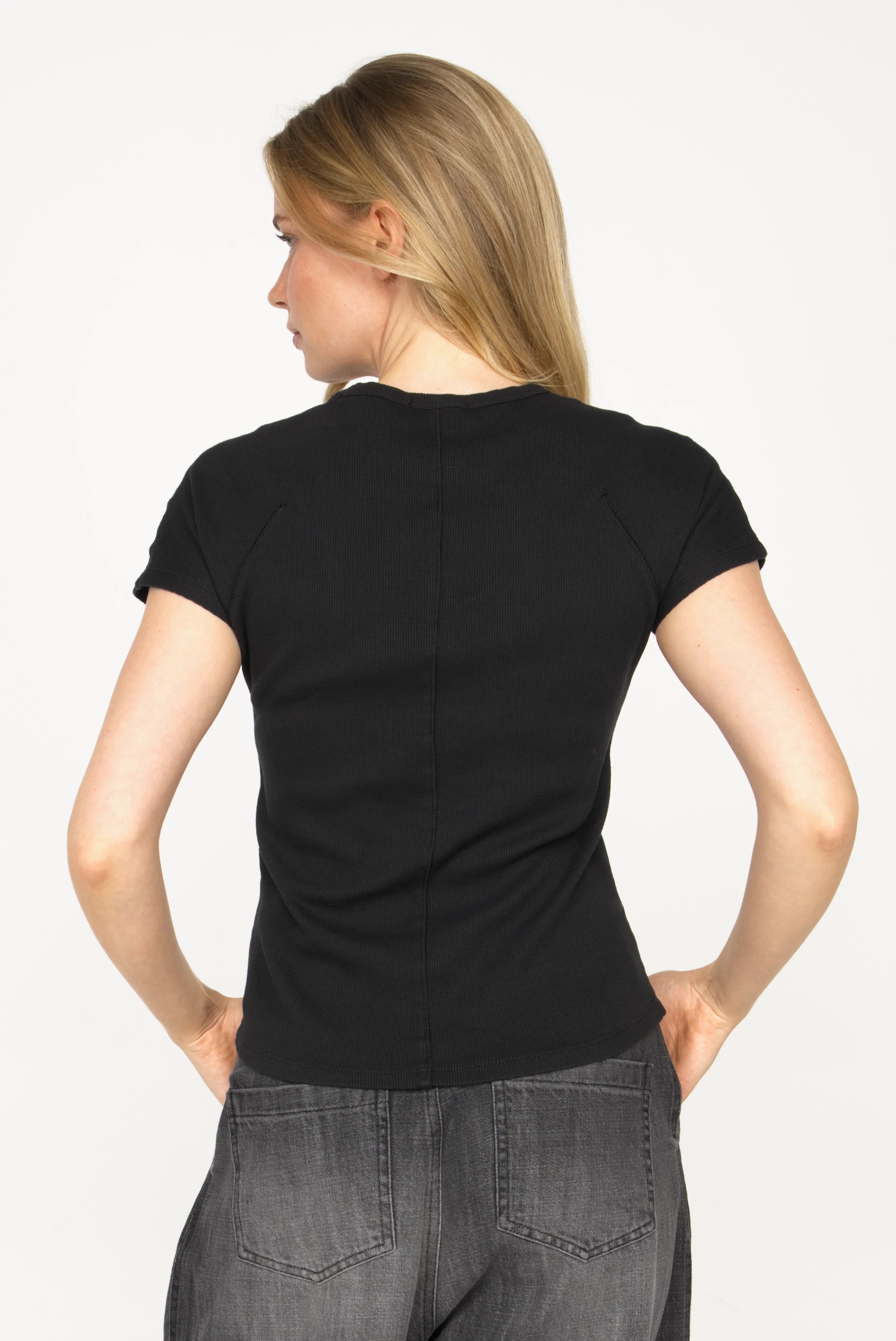 Schwarzes TASYA Shirt aus softem Ripp-Jersey mit Ziernähten und sichtbarer Mittelnaht im Slim Fit