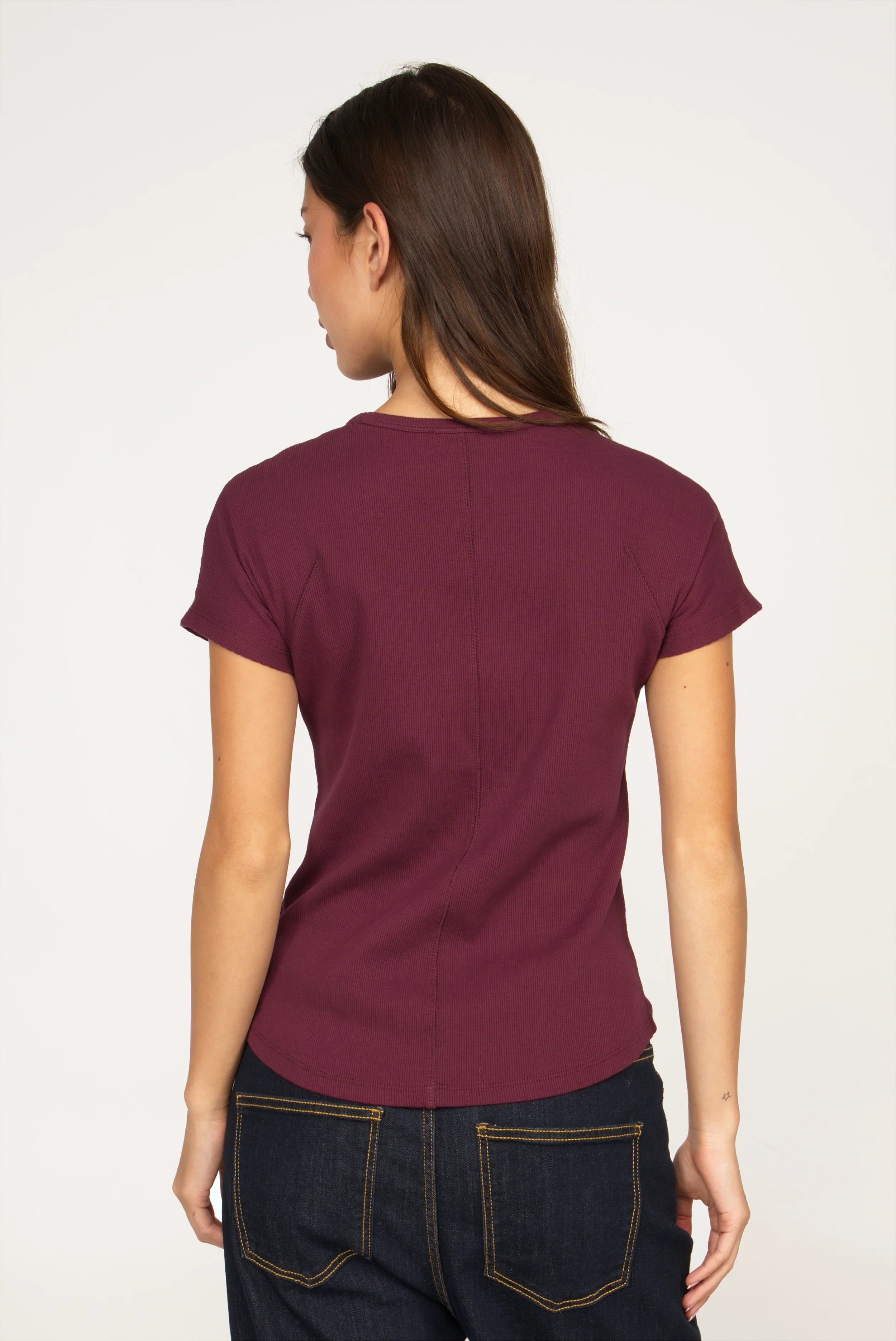 Damen Slim Fit TASYA Shirt aus weichem Ripp-Jersey mit sichtbarer Mittelnaht und abgerundetem Saum in Bordeaux