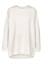 GRACEY.K Sweater in Weiß, lässiger Oversize-Longsweater mit Rundhalsausschnitt und Logo-Stickerei.