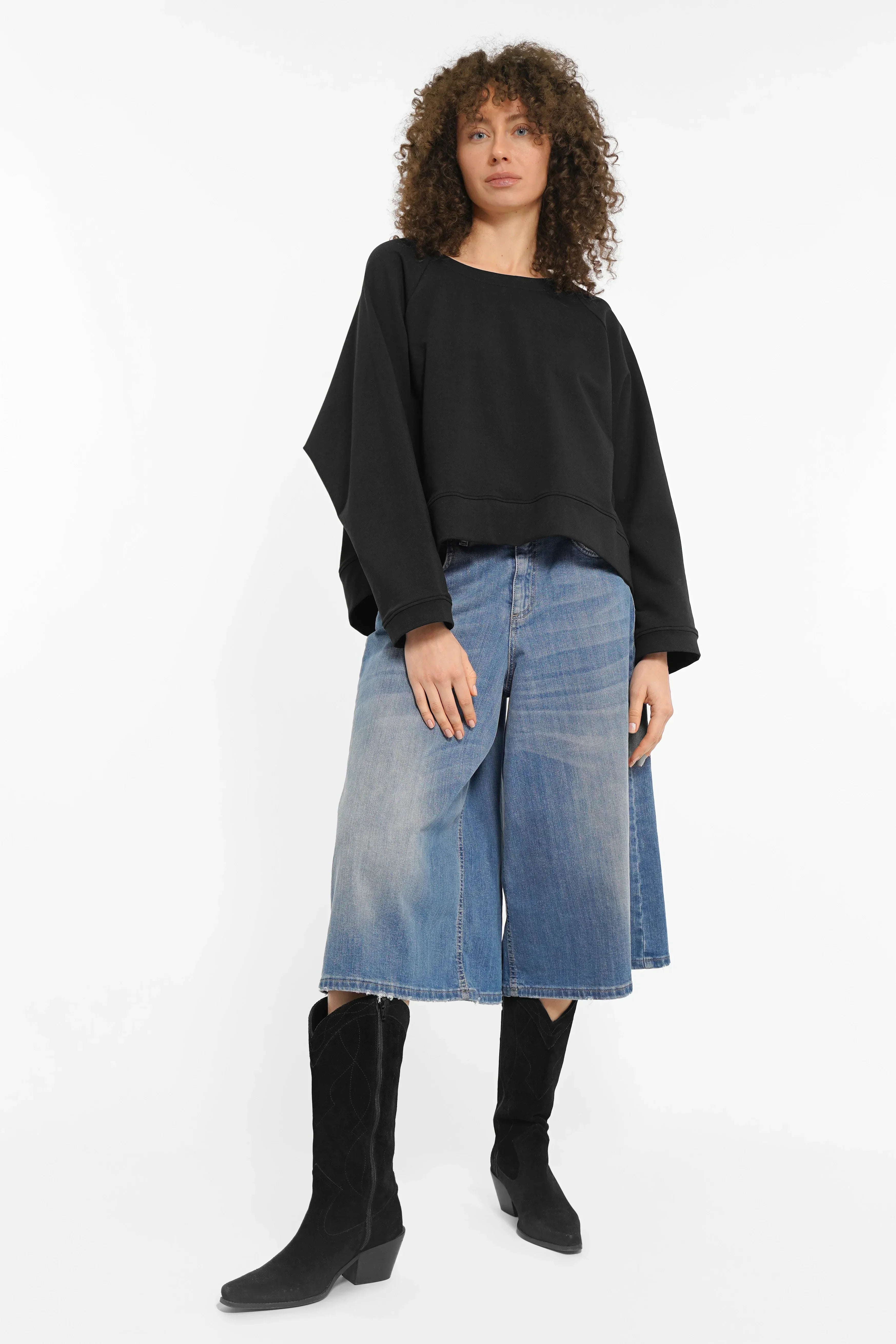 ADEA Sweater mit Rundhalsausschnitt, Raglanärmeln, abgerundetem Saum und tonalem Logo-Stickerei in Oversize-Passform