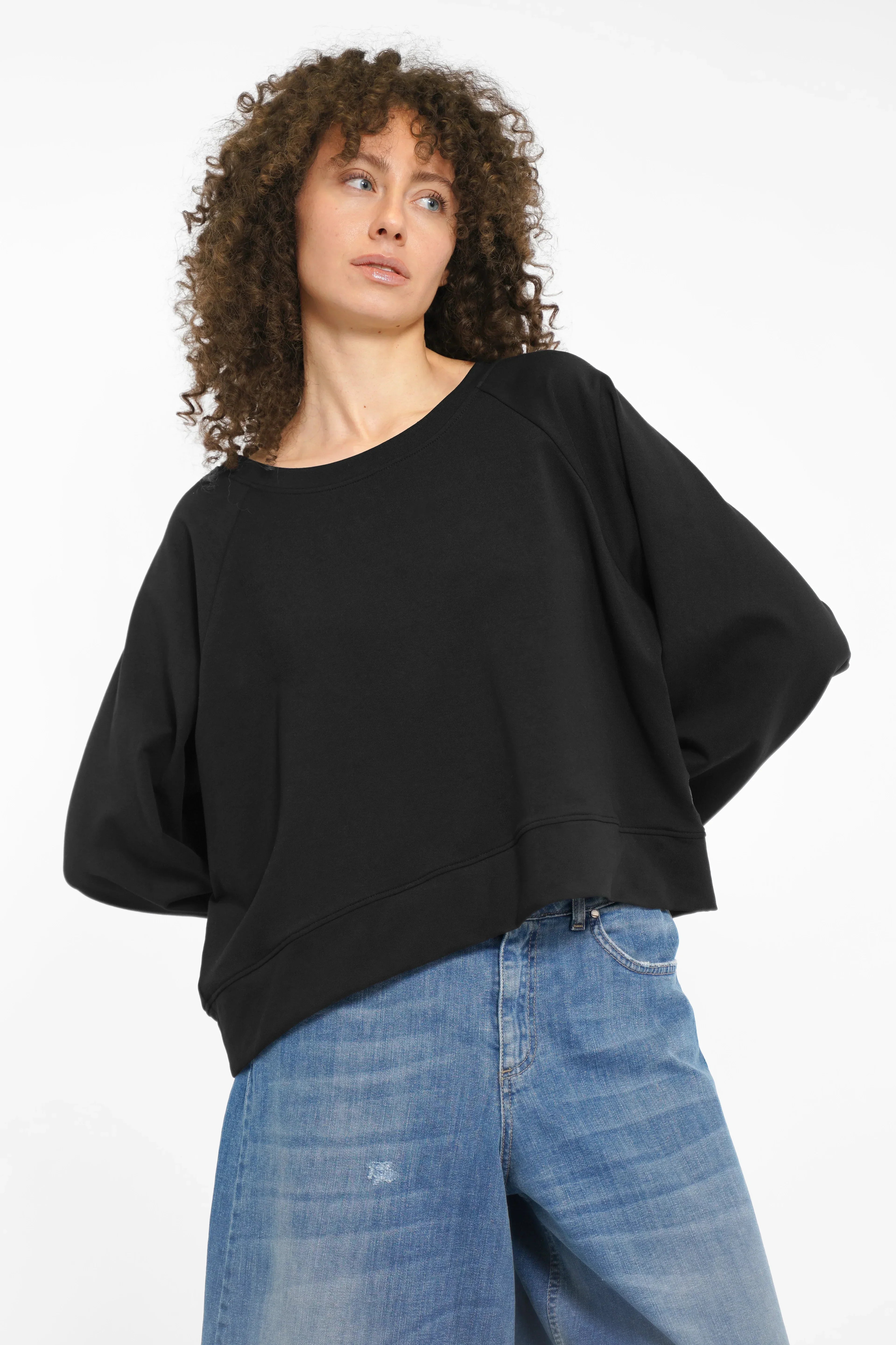 ADEA Sweater mit Rundhalsausschnitt, Raglanärmeln, abgerundetem Saum und Ton-in-Ton Logo-Stickerei in Oversize-Passform
