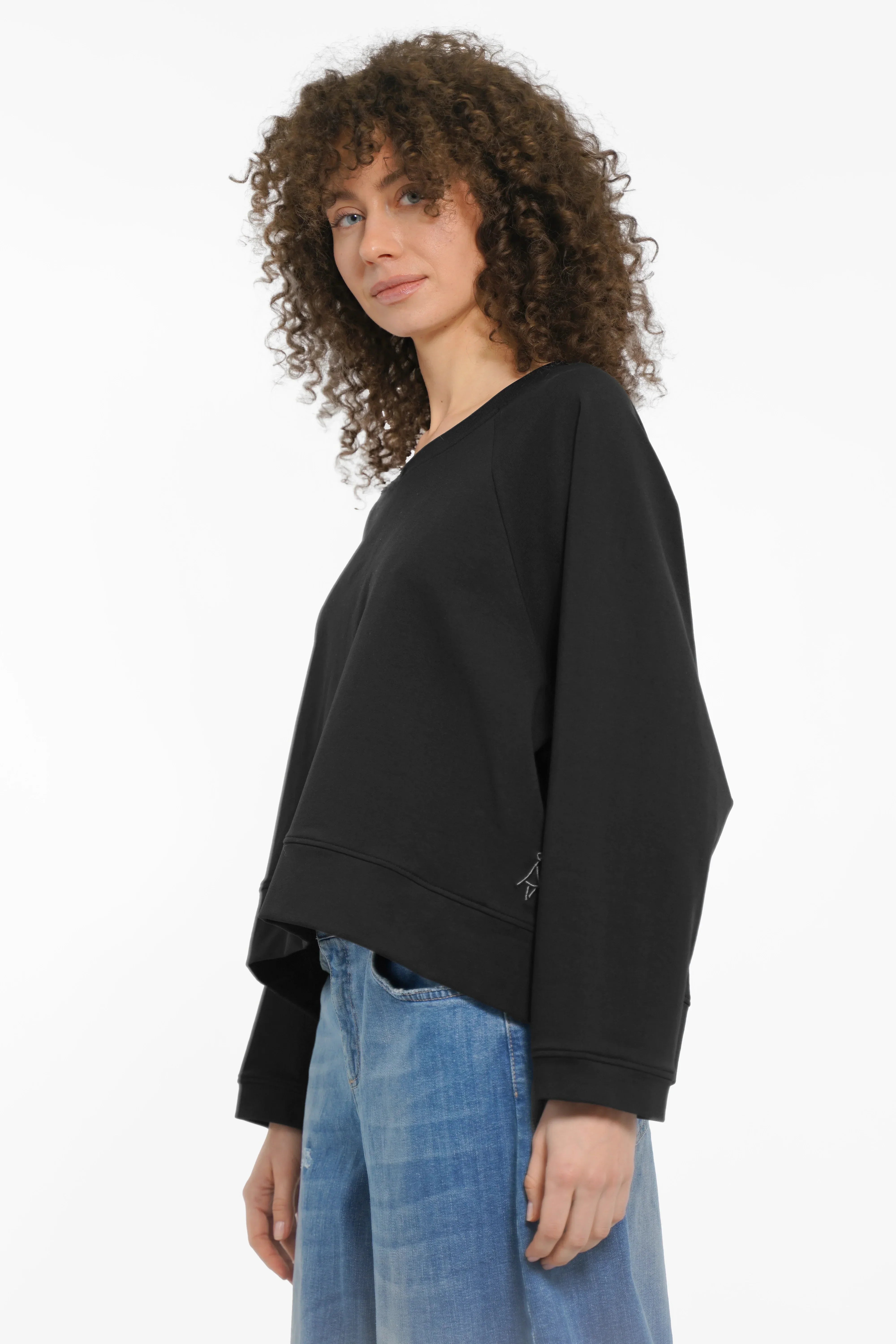ADEA Sweater with Rundhalsausschnitt, raglan sleeves, rounded hem, and oversized fit