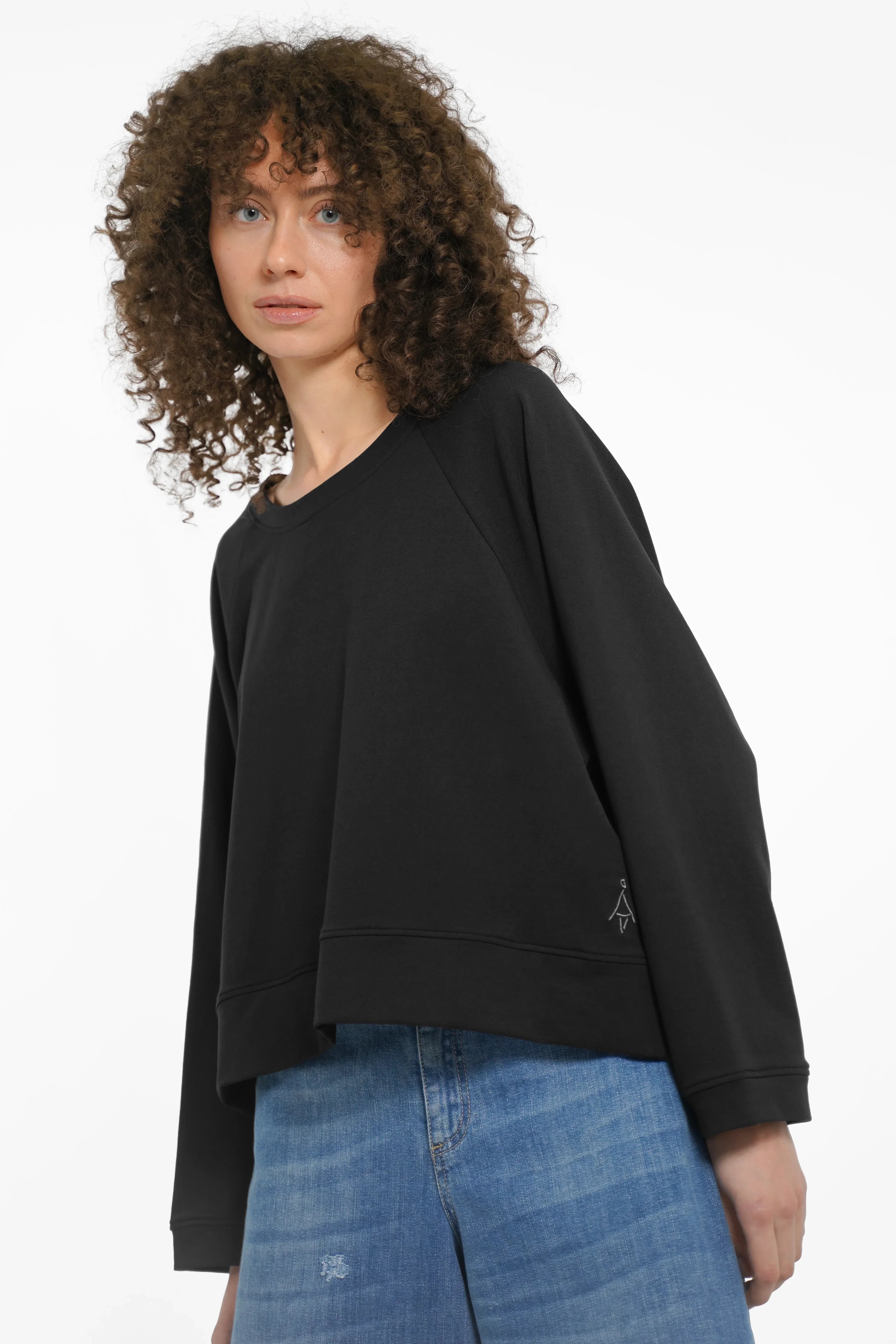 ADEA Sweater with Rundhalsausschnitt, raglan sleeves, rounded hem, and tonal logo embroidery in oversized fit.