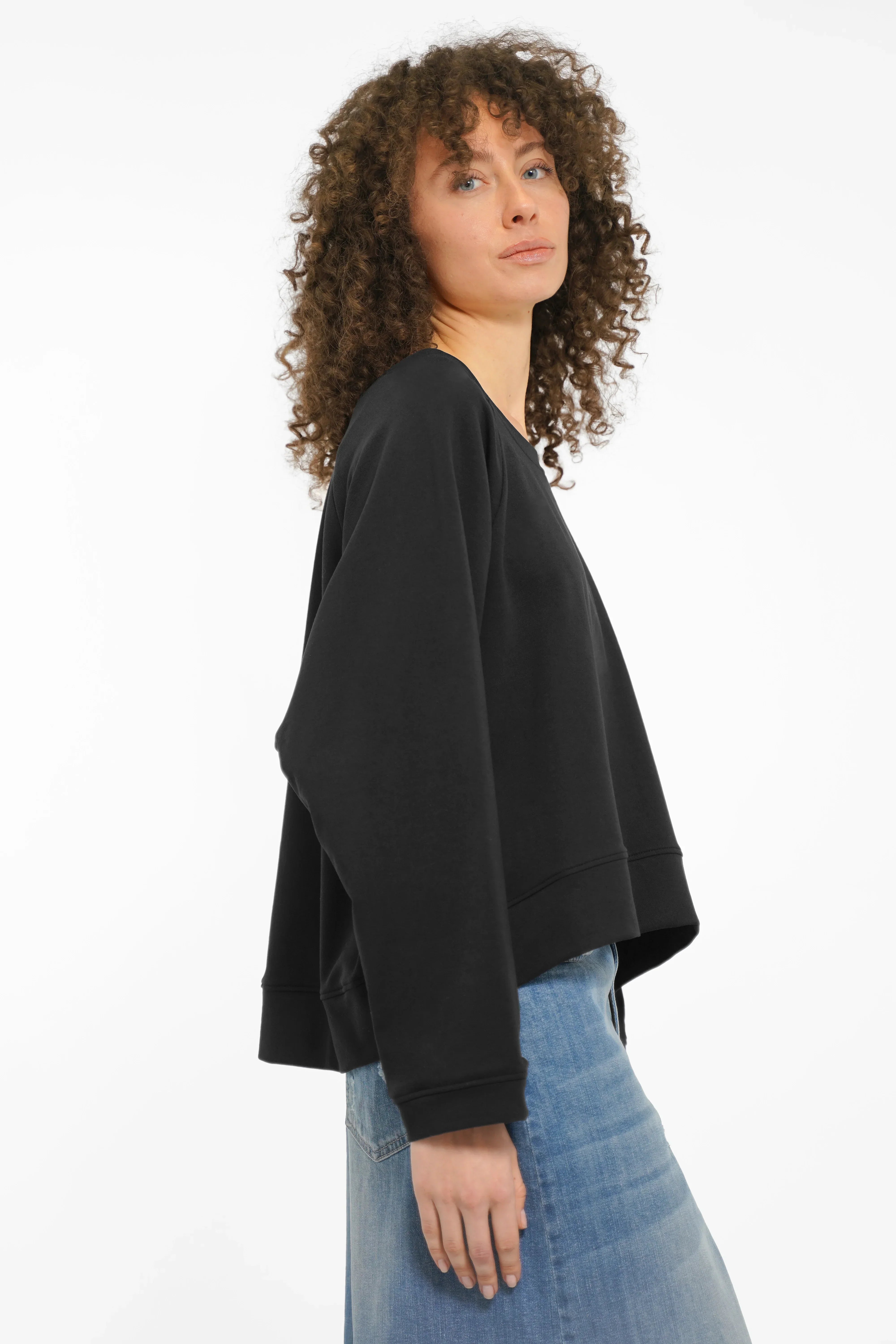 ADEA Sweater with Rundhalsausschnitt, raglan sleeves, rounded hem, and oversized fit in size S