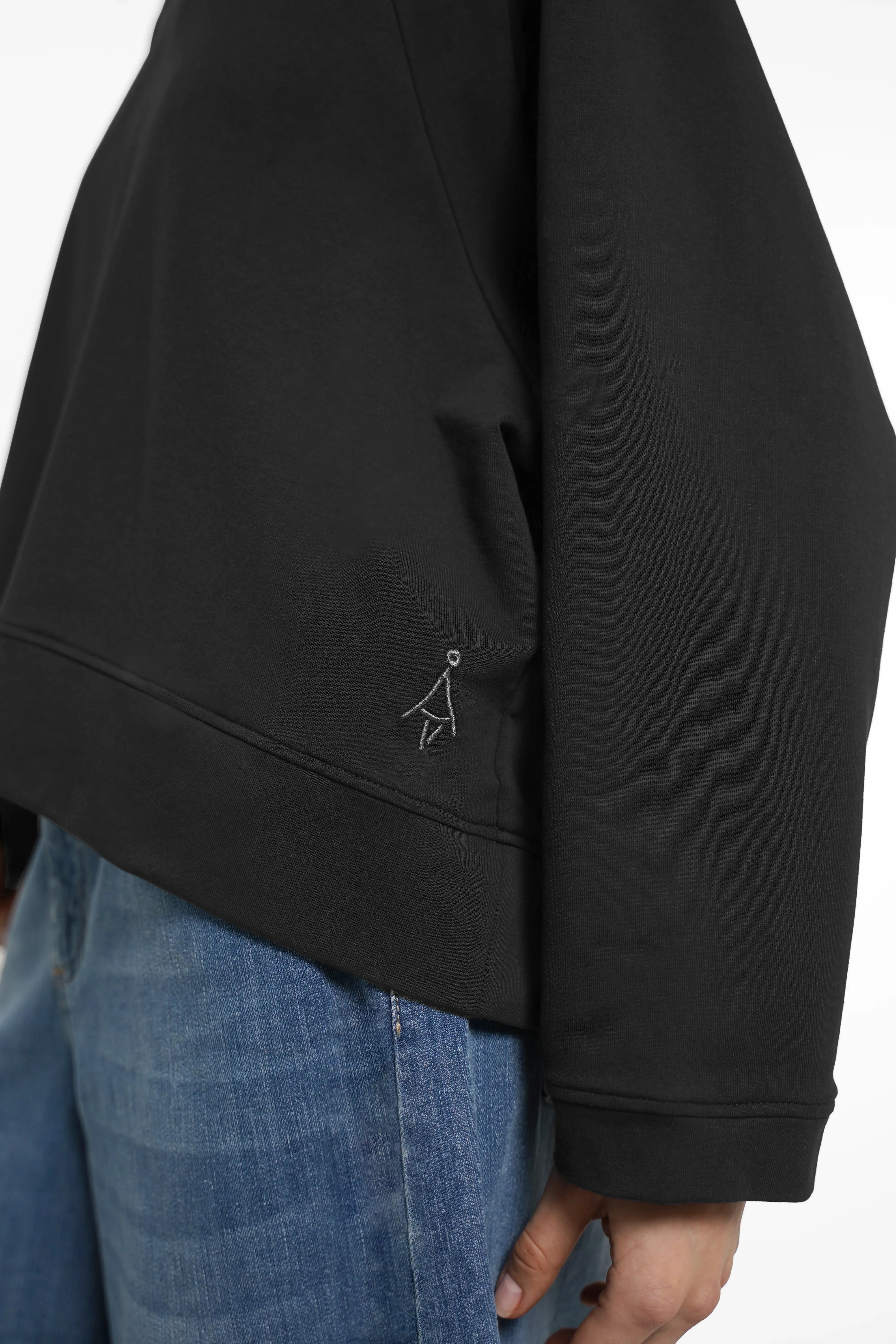 ADEA Sweater with Rundhalsausschnitt, raglan sleeves, rounded hem, and tone-on-tone logo embroidery in oversize fit