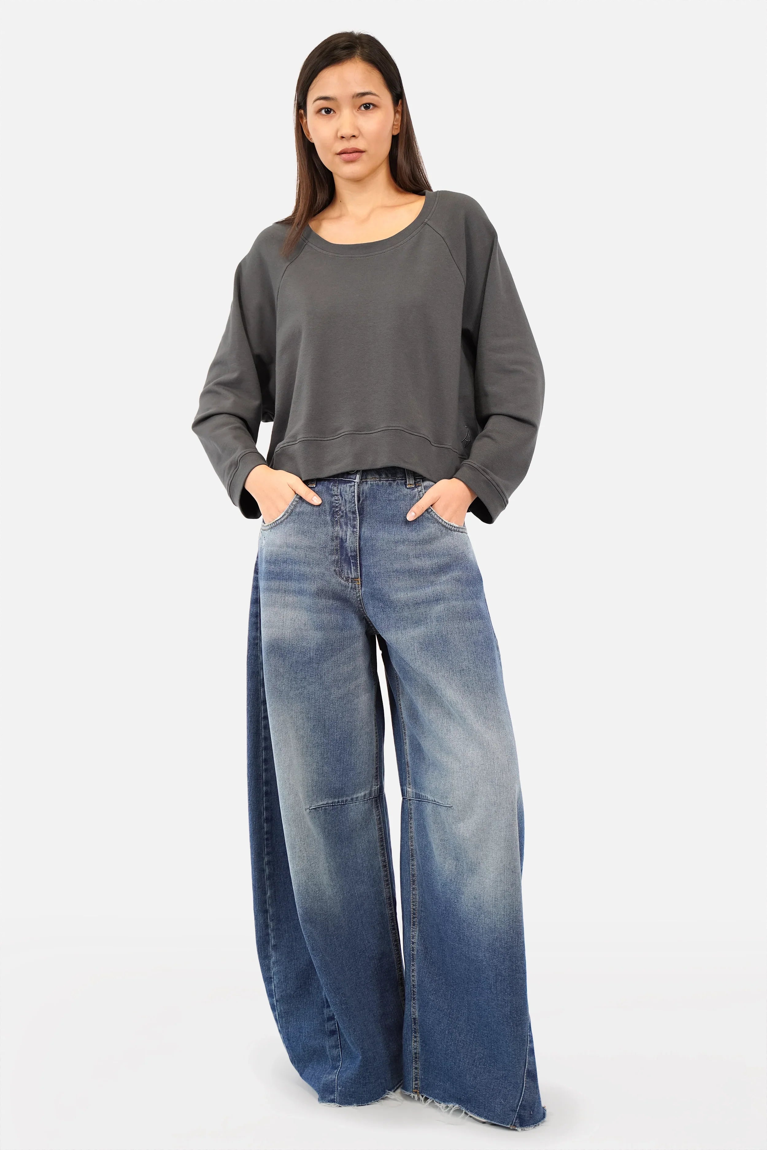 Beiger ADEA Sweater mit Rundhalsausschnitt, Raglanärmeln und Logo-Stickerei ton-in-ton in Oversize Passform.