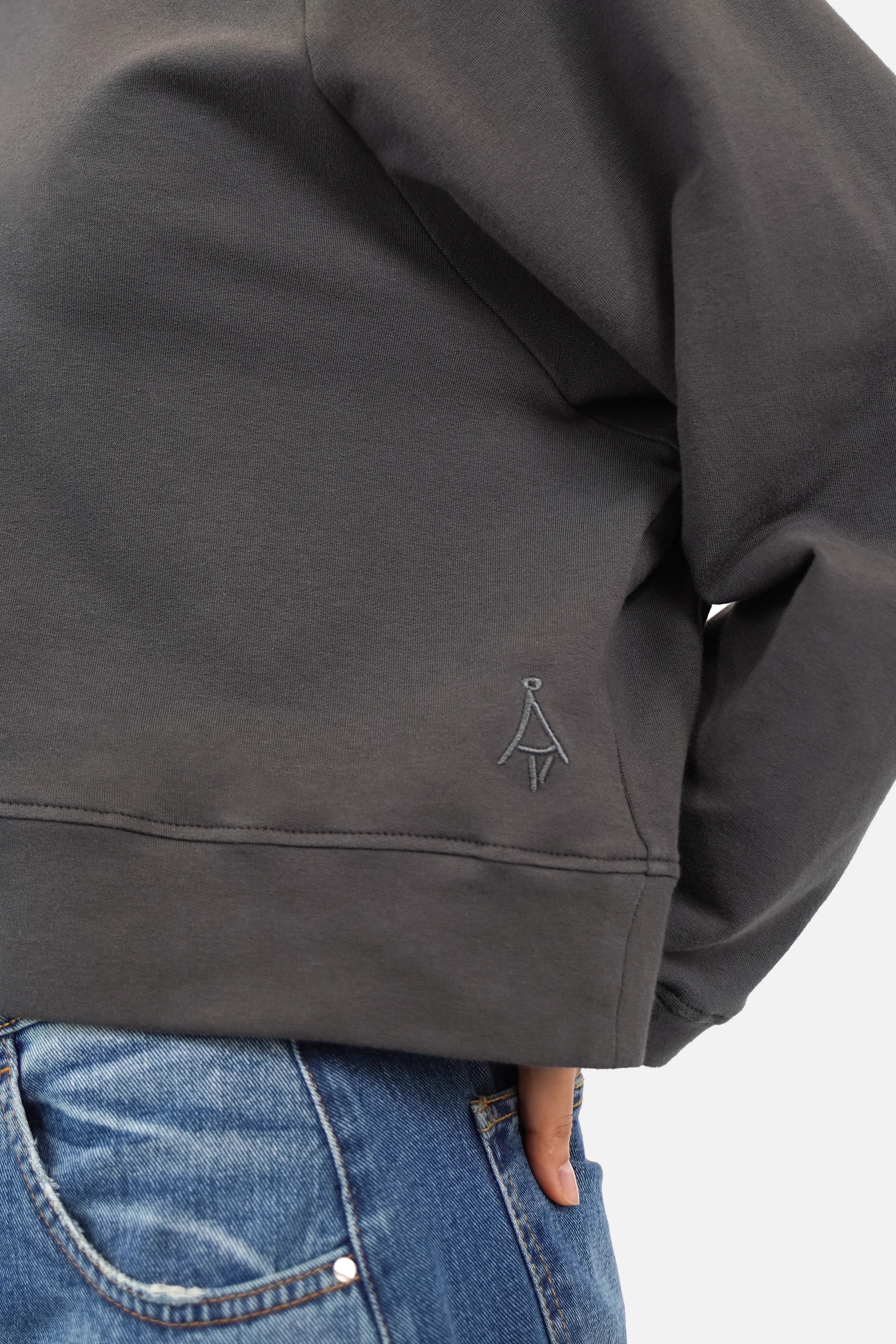 ADEA Sweater mit Rundhalsausschnitt, Raglanärmeln, abgerundetem Saum und tonalem Logo-Stickerei