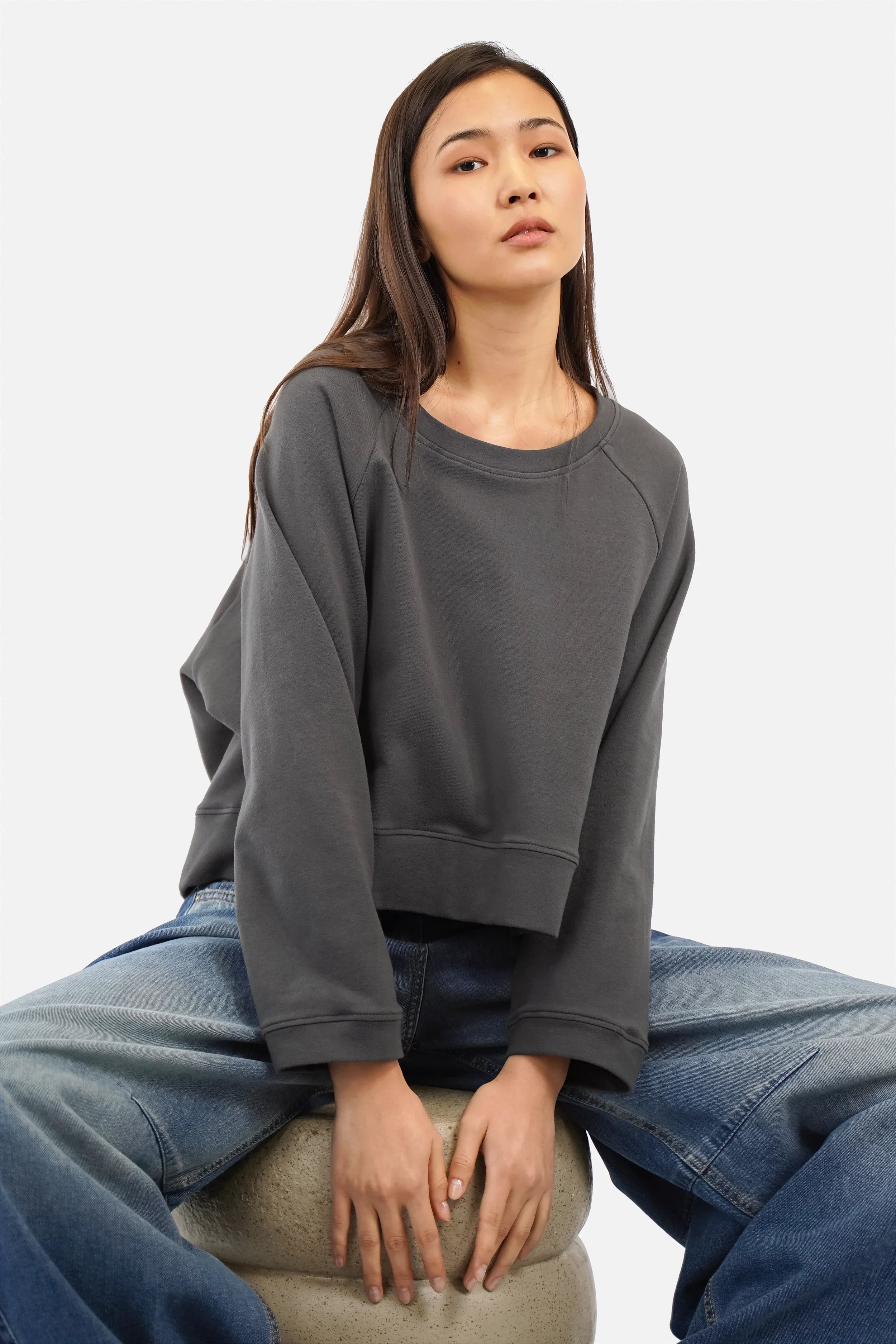 Schwarzer ADEA Sweater mit Rundhalsausschnitt, Raglanärmeln und tonaler Logo-Stickerei in Oversize Passform