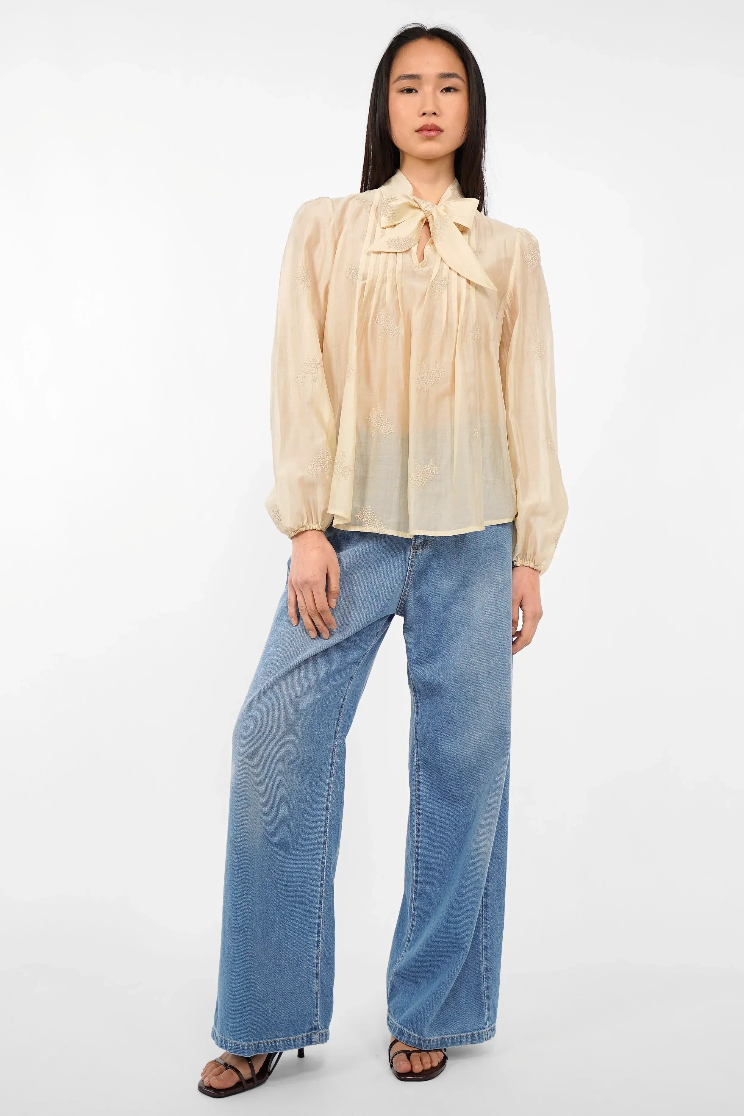 Lockere ADIAMA Bluse mit feiner Stickstruktur und Bindekragen aus Lyocell