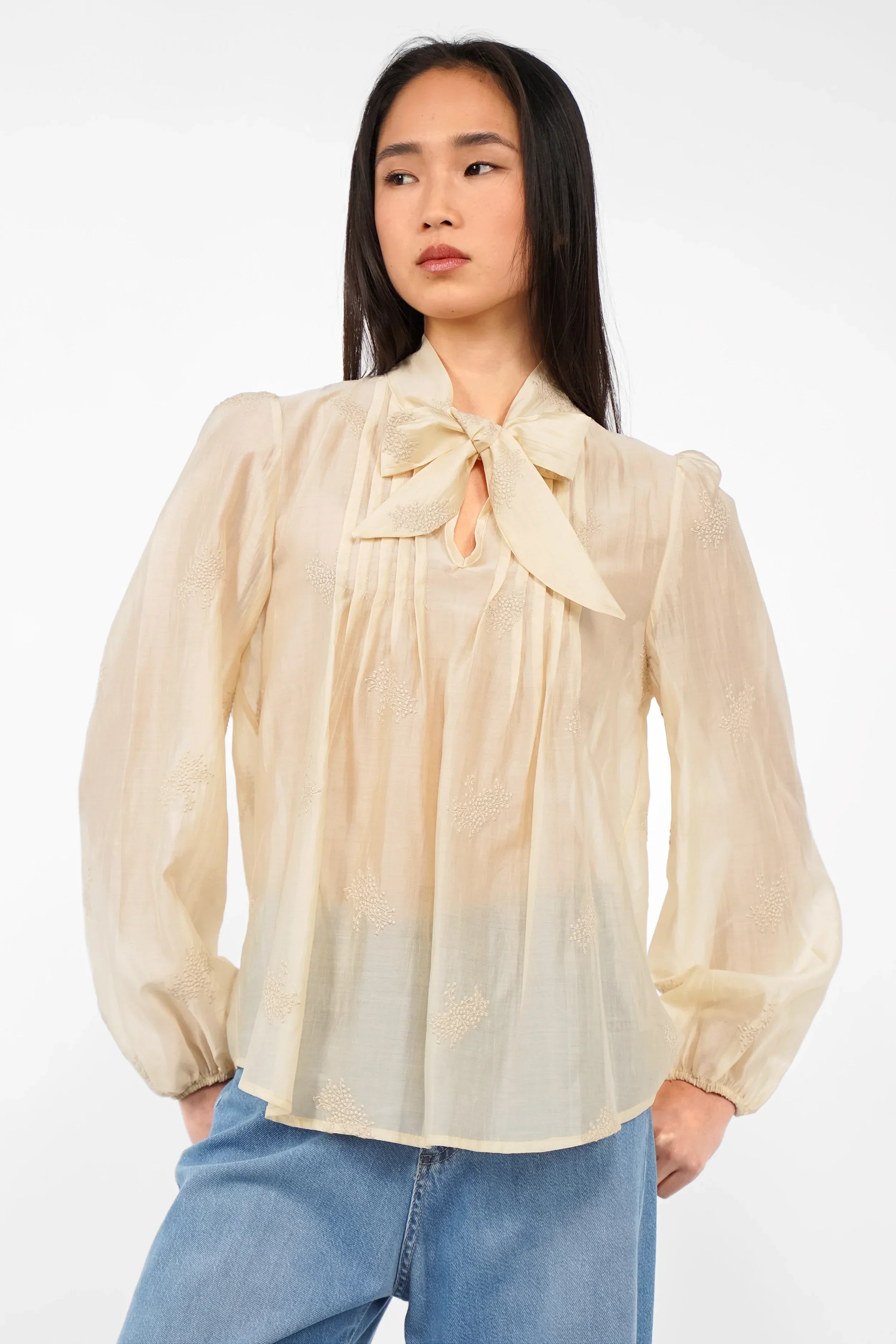 Leichte Bluse mit Stickstruktur und Bindekragen aus Lyocell mit Puffärmeln, Gummibund und tonalen Stickereien.