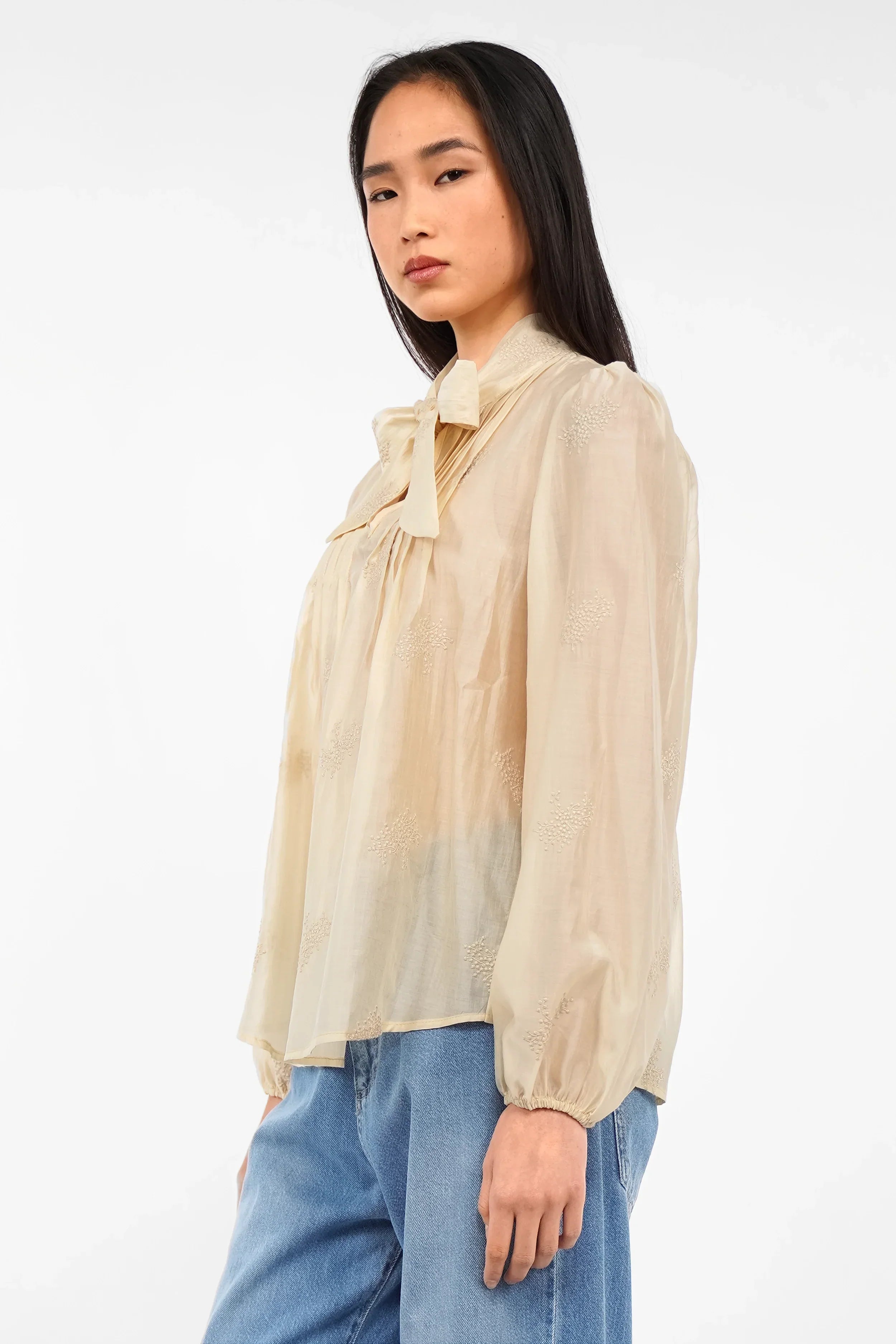 Lockere Bluse mit Ton-in-Ton Stickstruktur und Bindekragen aus weichem Lyocell