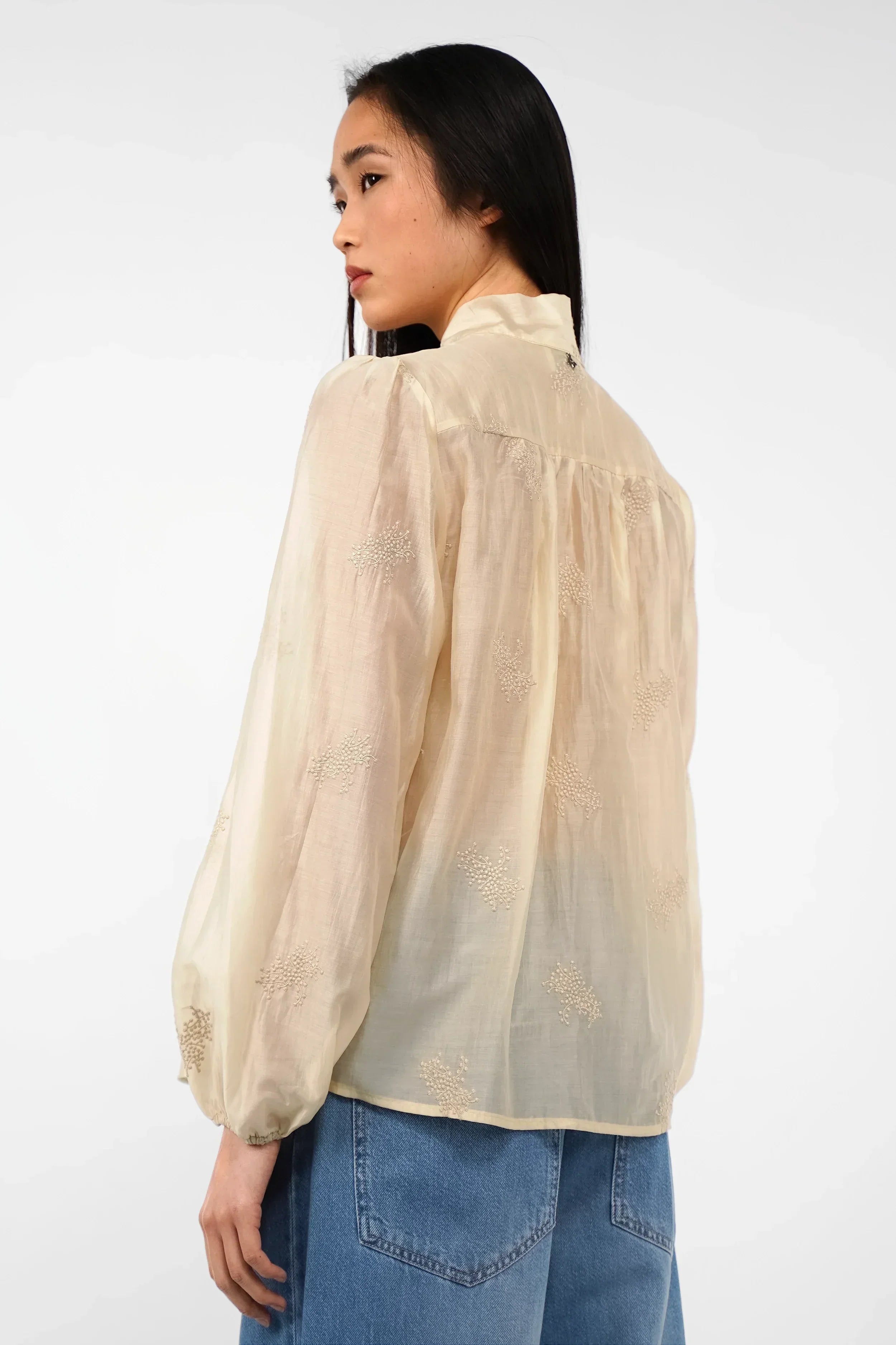 Lockere ADIAMA Bluse mit Ton in Ton Stickstruktur, Bindekragen und leichten Puffärmeln aus weichem Lyocell