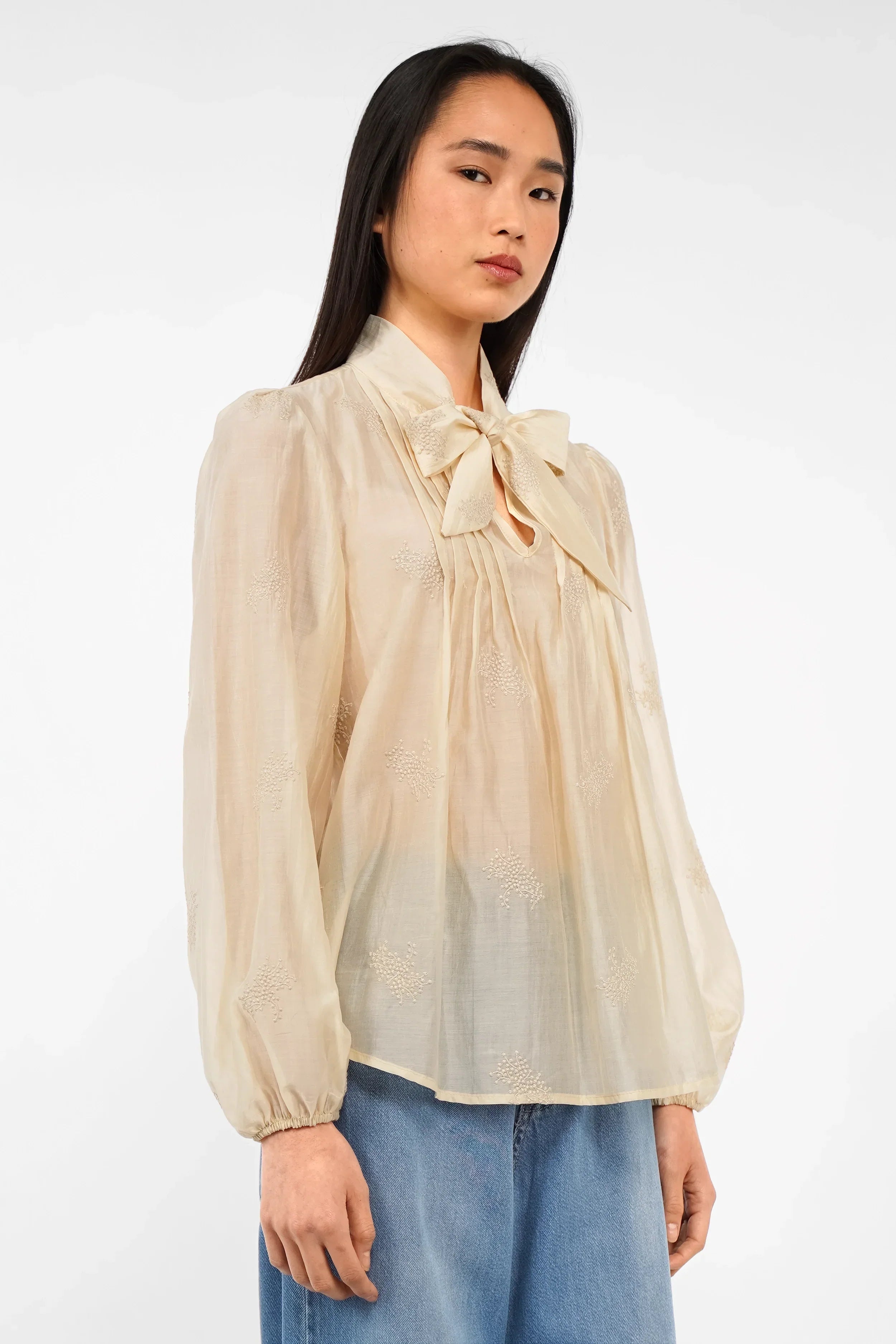 Lockere Bluse mit Stickstruktur, Bindekragen und Puffärmeln aus weichem Lyocell