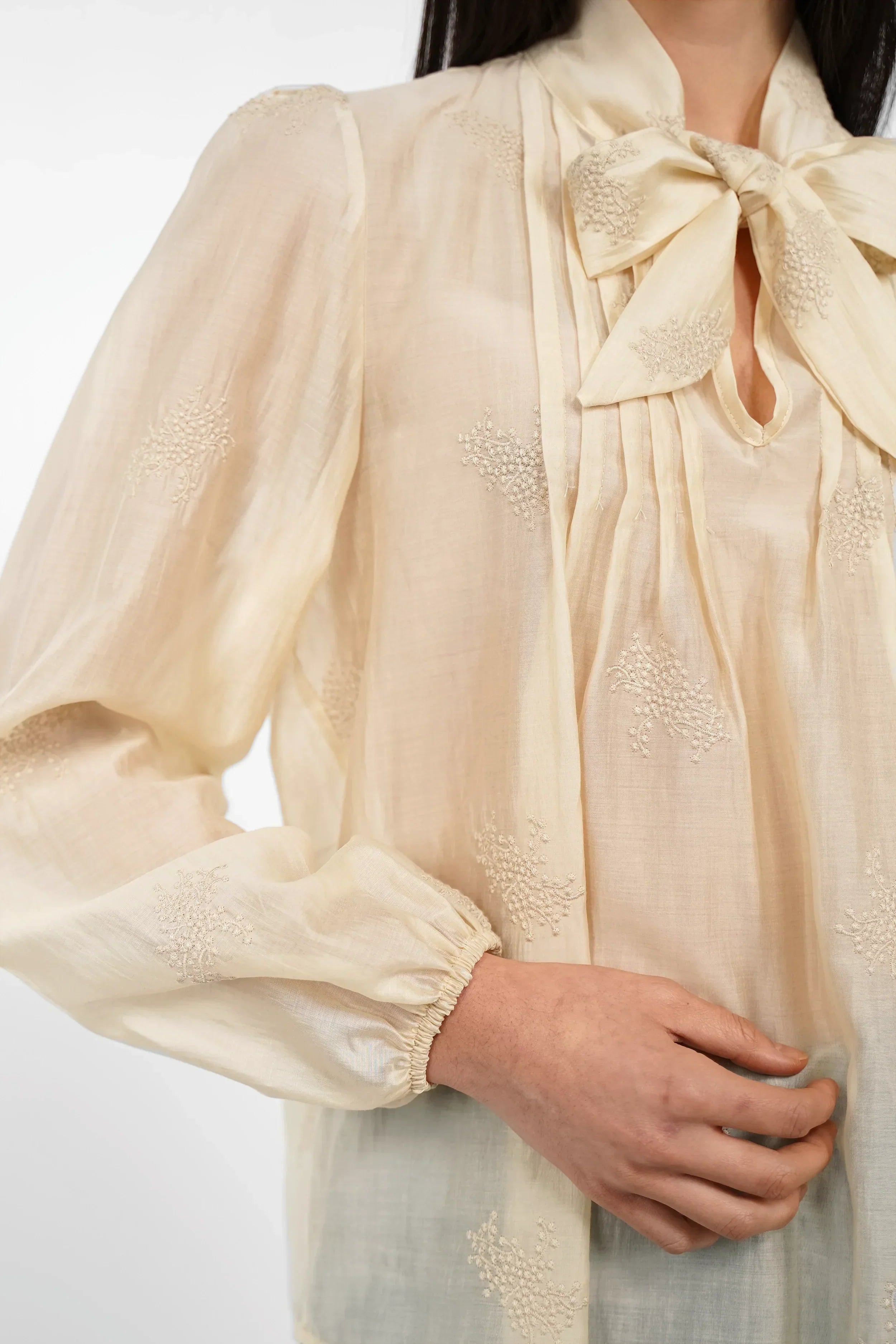 Lockere ADIAMA Bluse mit Stickstruktur und Bindekragen aus softem Lyocell mit Puffärmeln und Gummibundabschluss