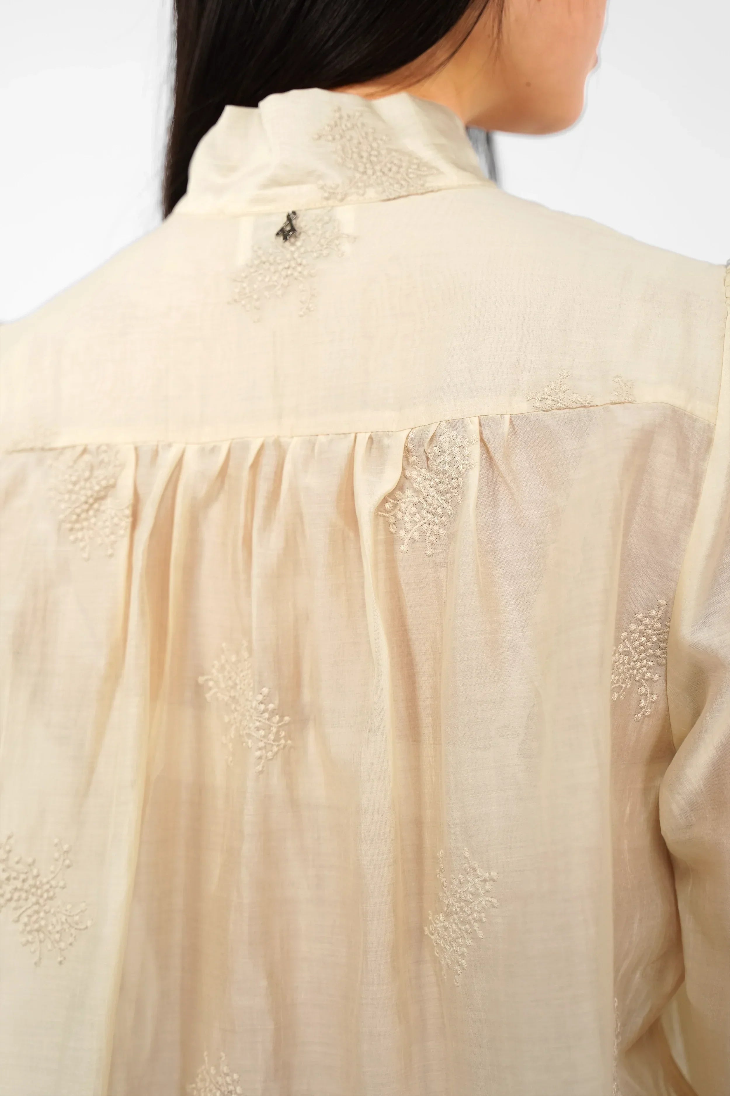 Locker fallende Bluse mit Stickstruktur und Bindekragen aus Lyocell mit Puffärmeln und Gummibund, semitransparent