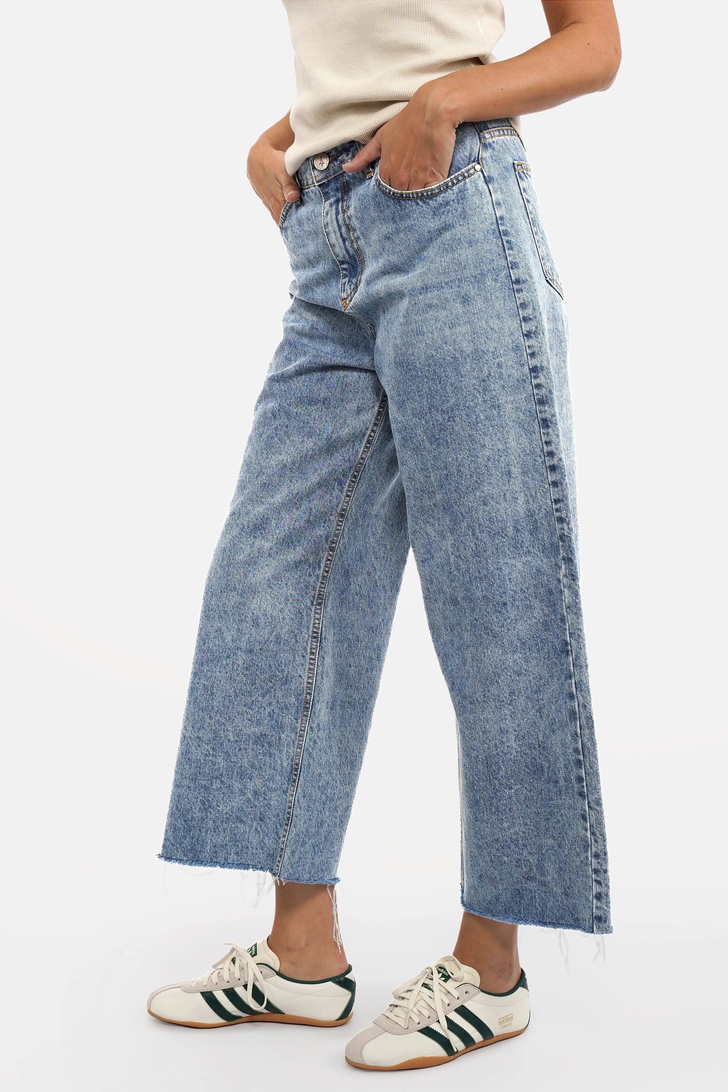 AENYA Ankle Straight Jeans in bleached Marble-Blue mit offenem Raw-Cut Saum und High Waist Design