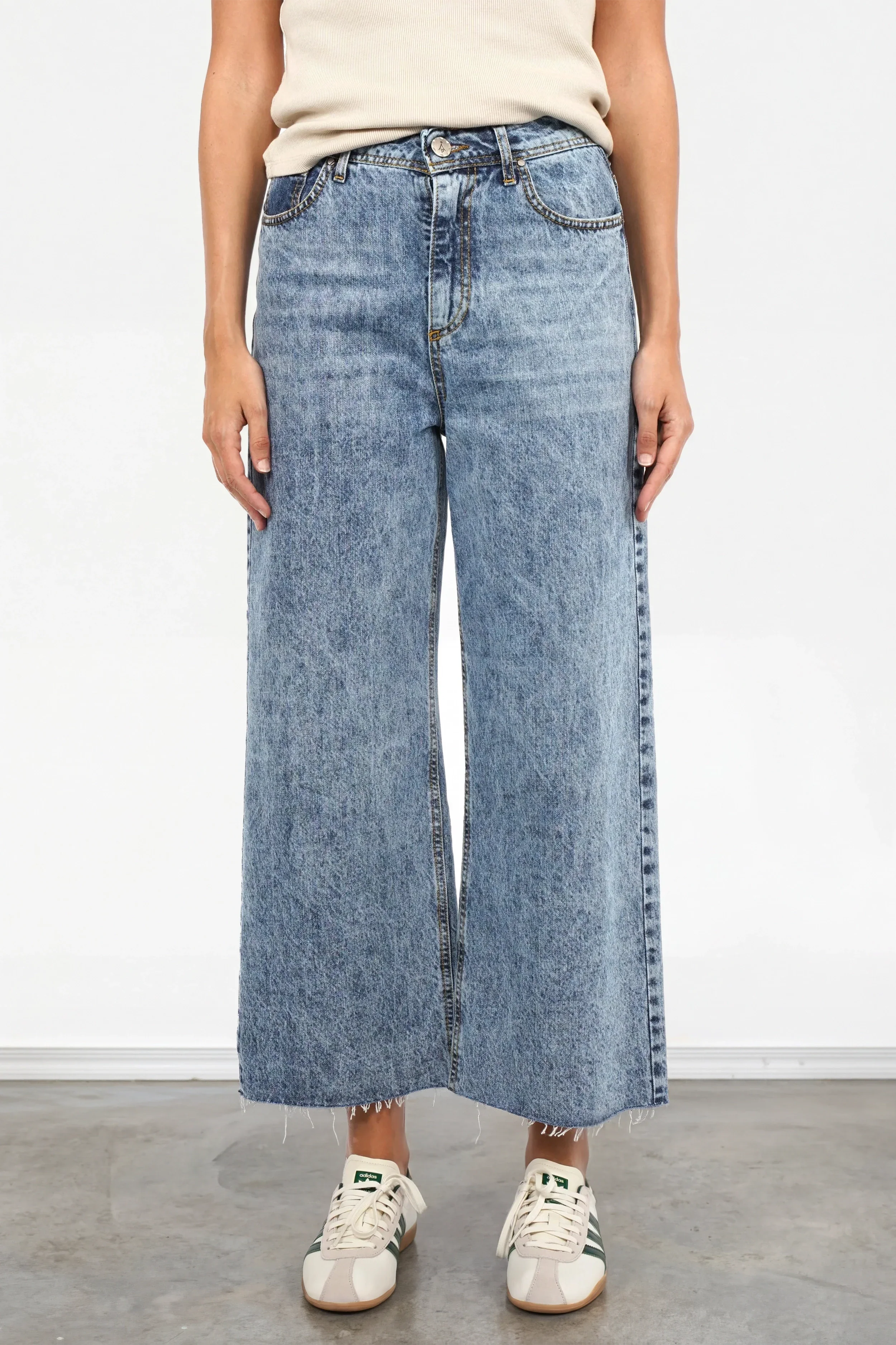 AENYA Ankle Straight Jeans in bleached Marble-Blue mit offenem Raw-Cut Saum und Regular Fit