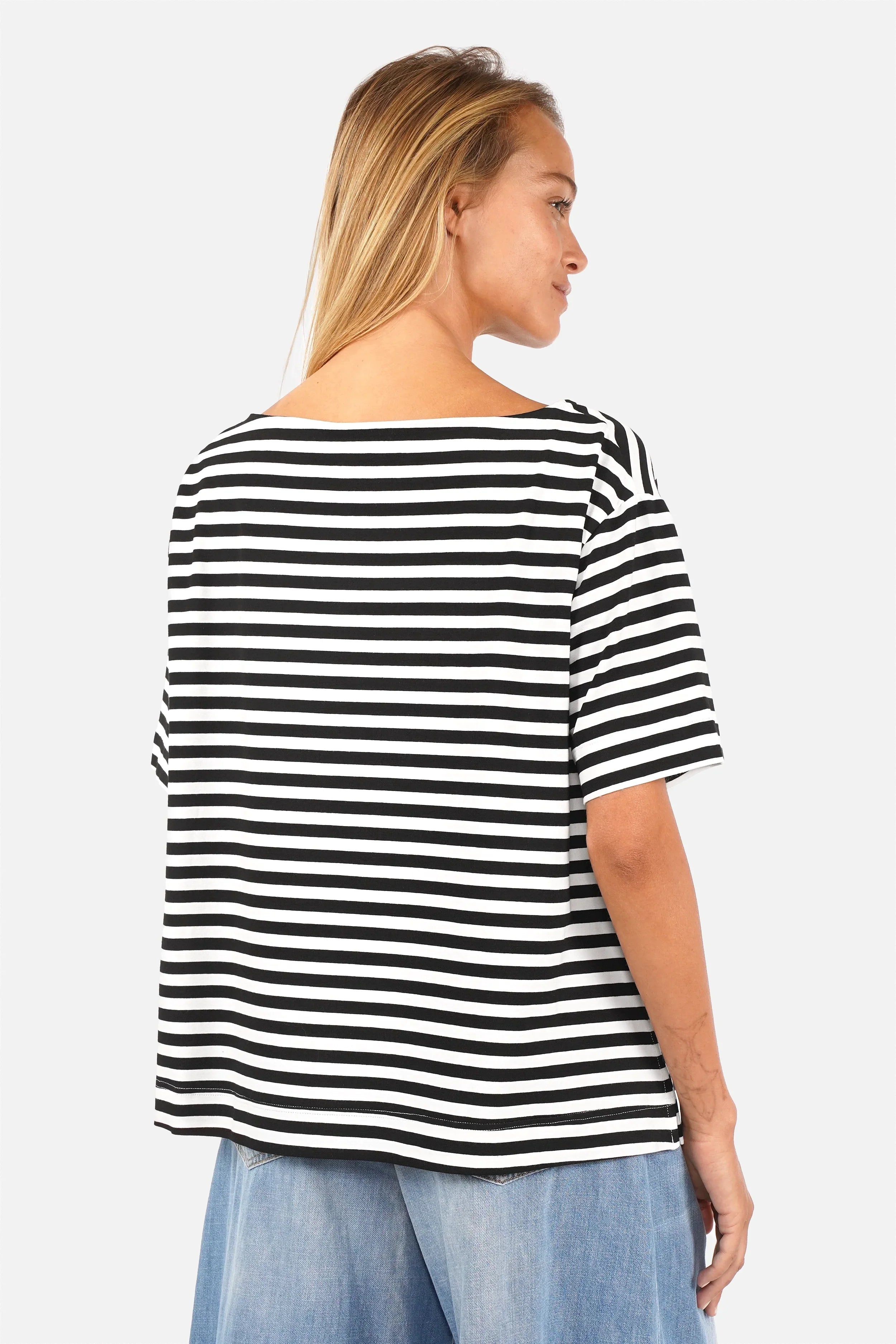 Gestreiftes Shirt aus Viskosejersey mit schwarzem und weißem Streifenmuster, kurzem Ärmel und U-Boot-Ausschnitt.