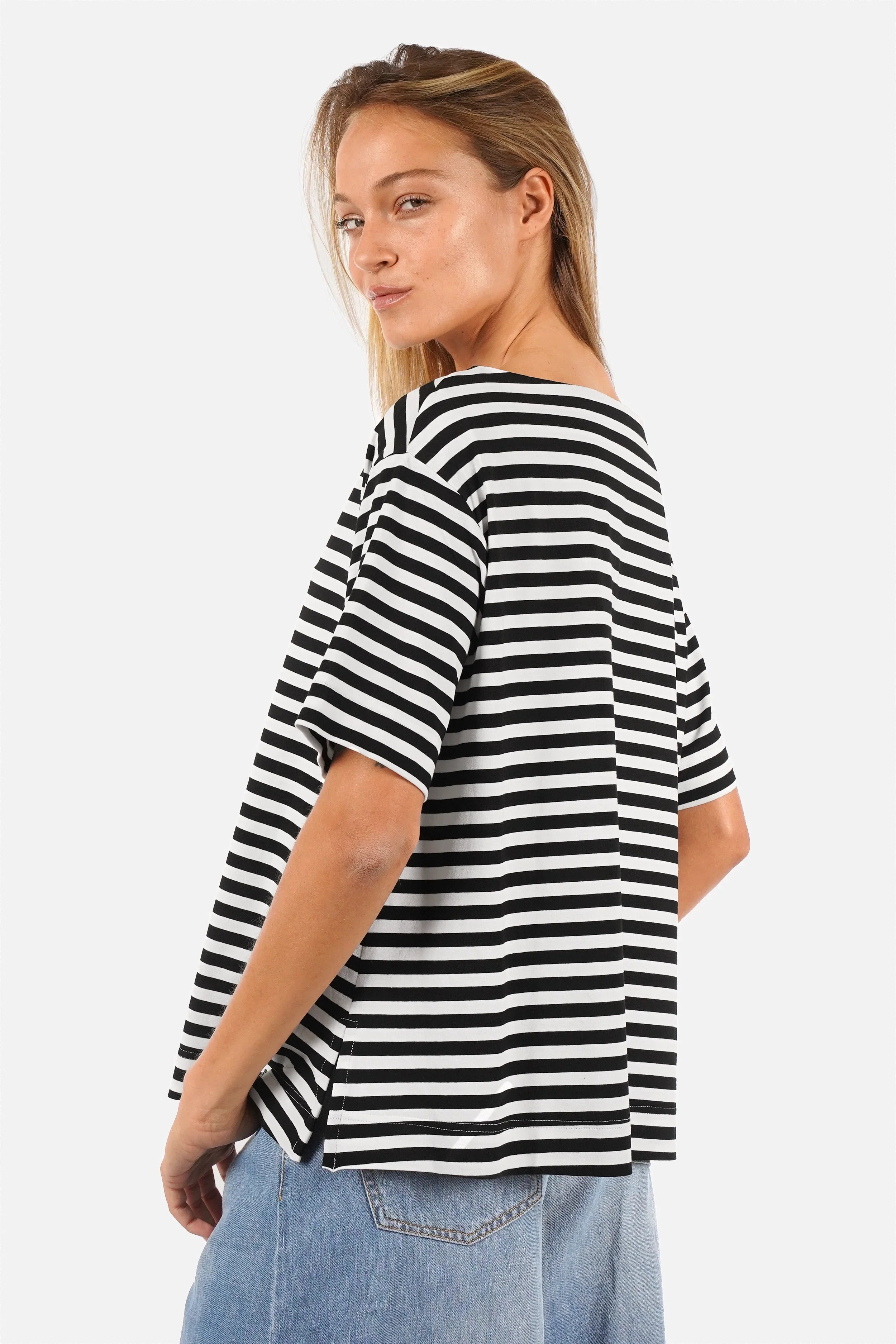 Schwarz-weiß gestreiftes Shirt aus Viskosejersey mit U-Boot-Ausschnitt und kurzen Ärmeln