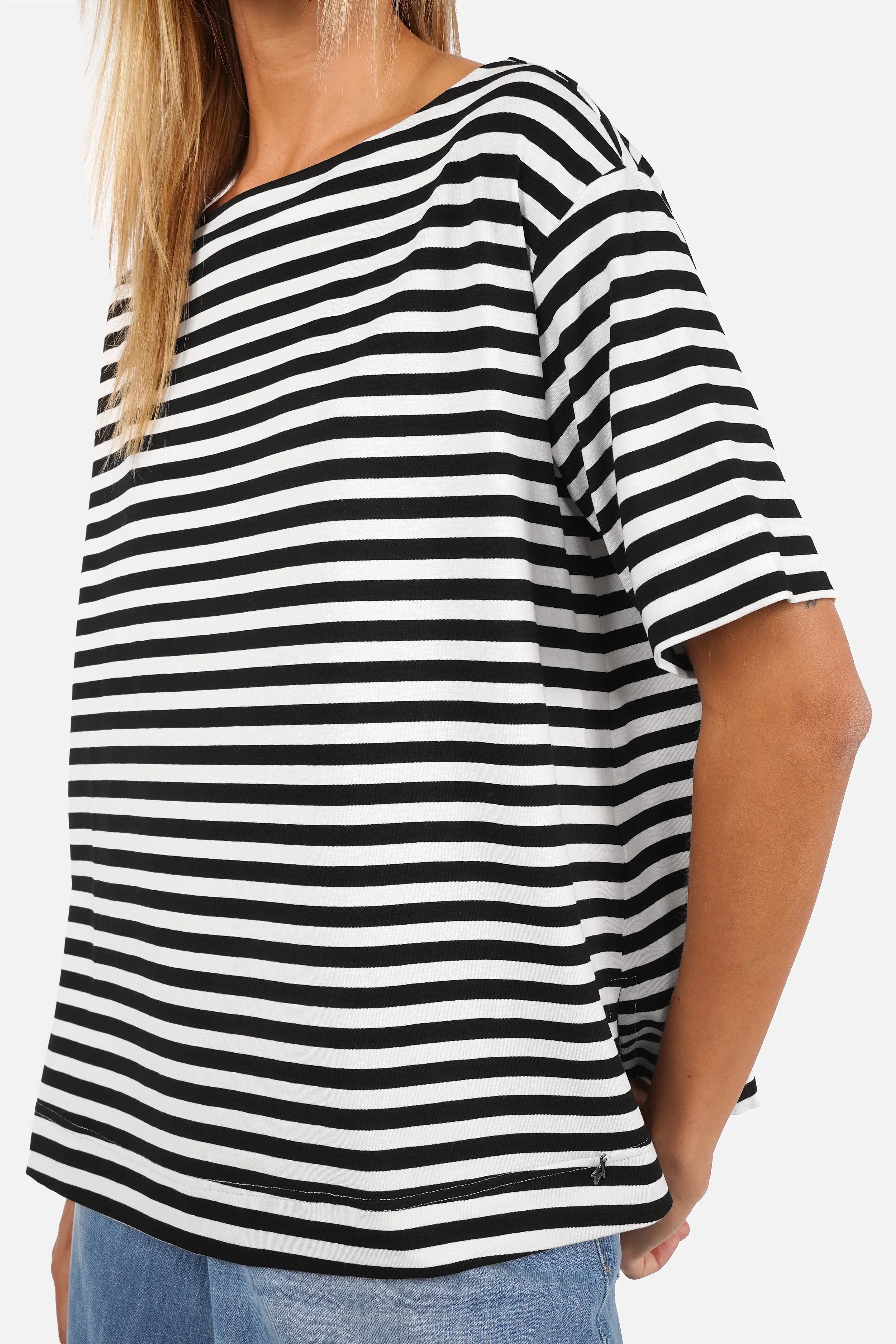 Gestreiftes Shirt aus Viskosejersey mit schwarz-weißen Streifen und U-Boot-Ausschnitt