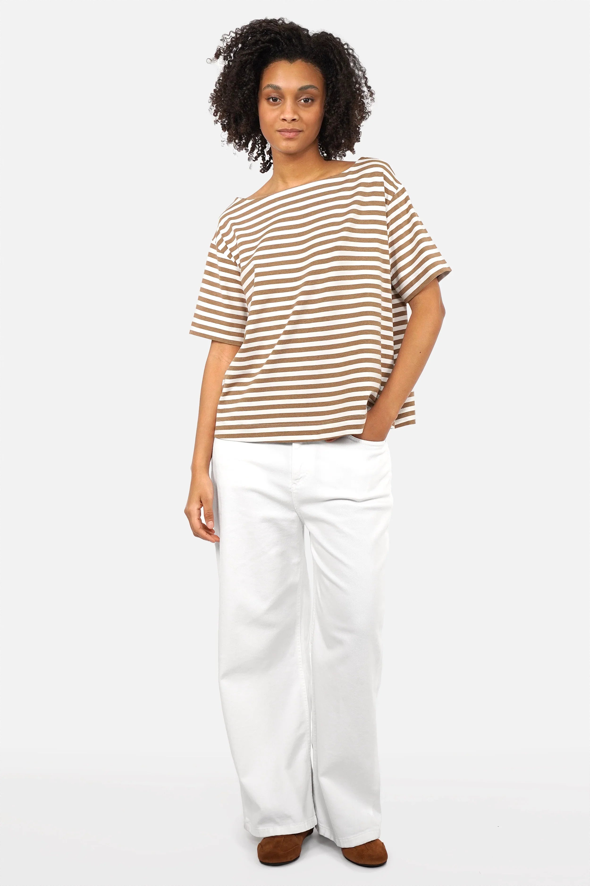 Gestreiftes Shirt aus Viskosejersey in Camel und Off White mit U-Boot-Ausschnitt und kurzen Ärmeln