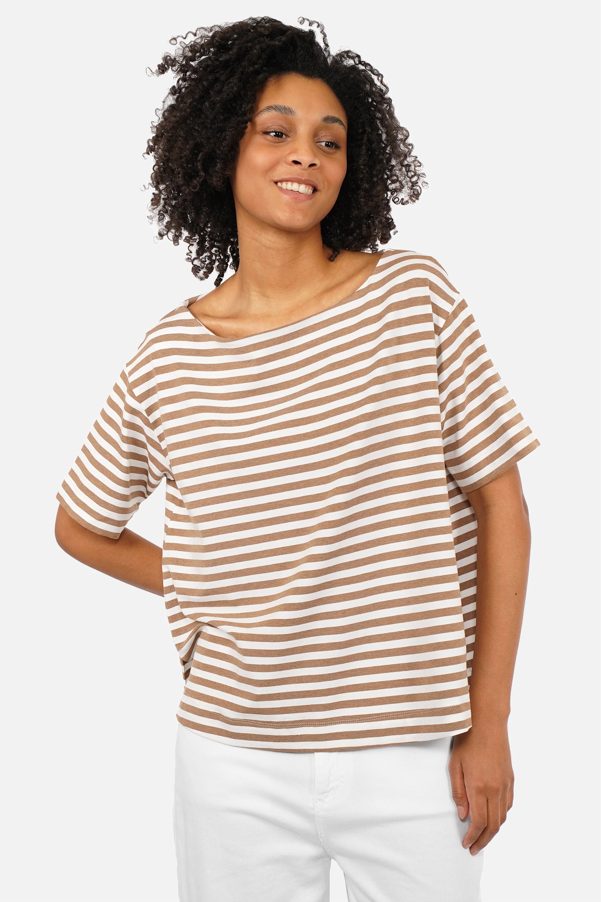 AILIE Gestreiftes Shirt aus mittelschwerem Viskosejersey mit Camel/Off-White Streifen, U-Boot-Ausschnitt und kurzen Ärmeln