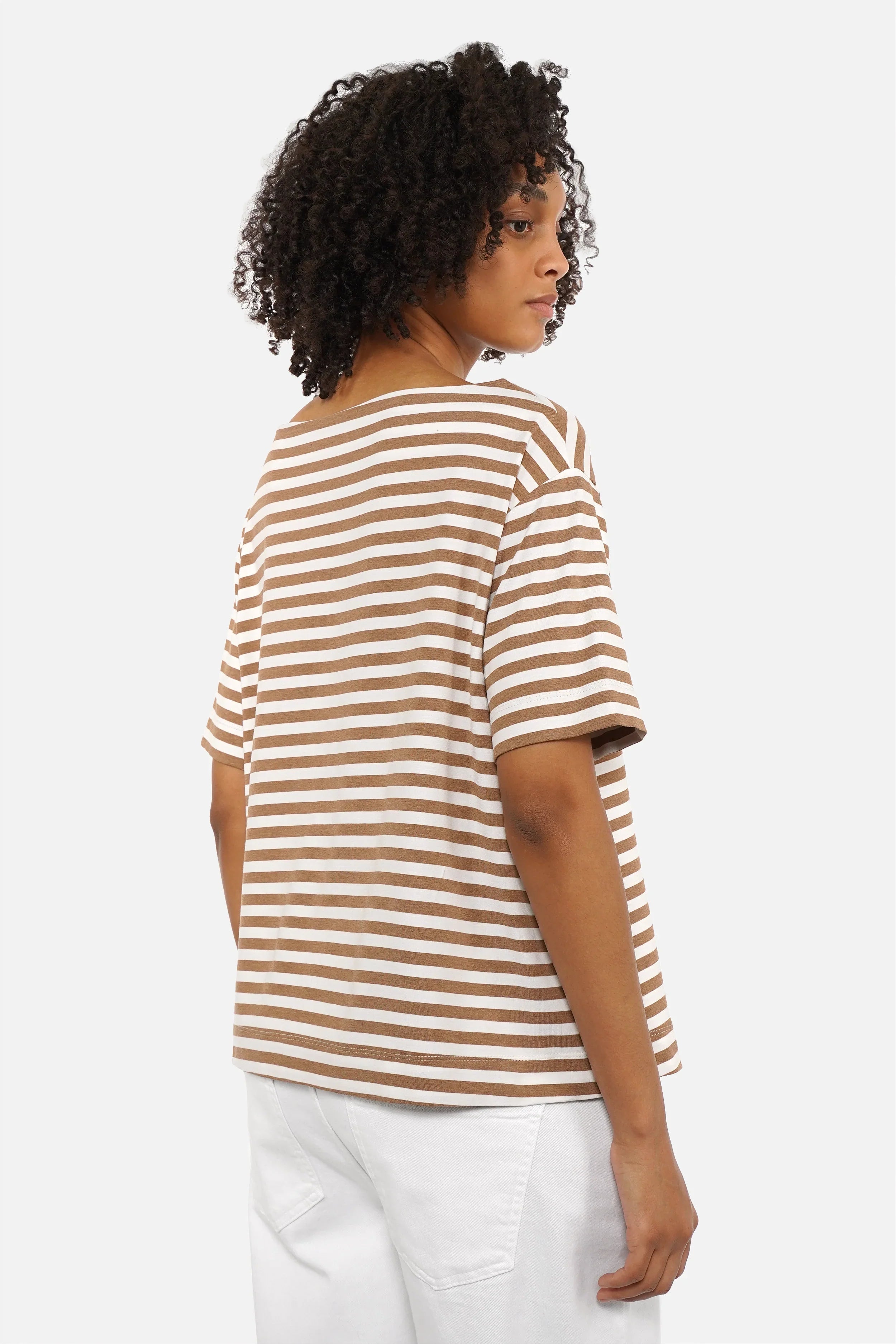 Gestreiftes Shirt aus Viskosejersey in Camel und Off white mit schmalem U-Boot-Ausschnitt und kurzen Ärmeln