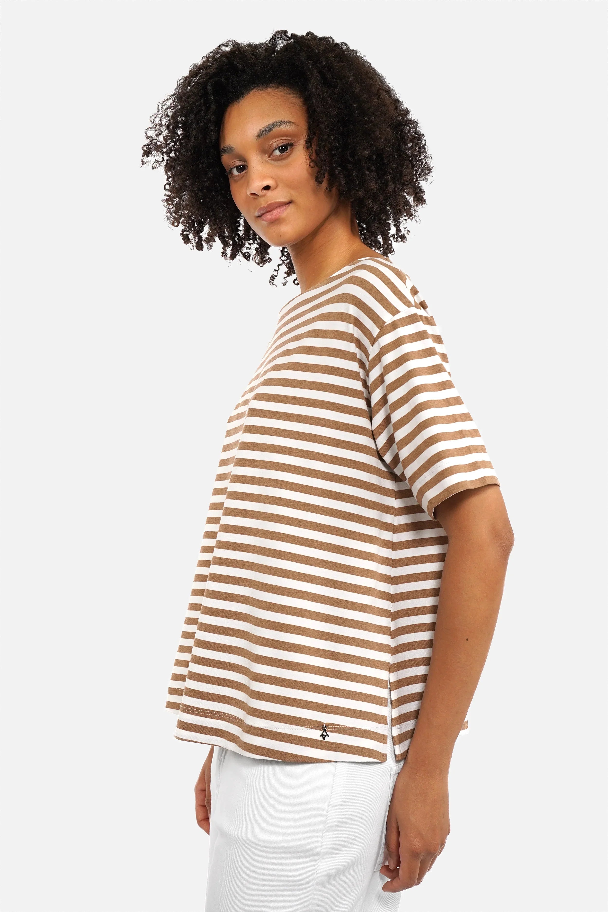 Gestreiftes Shirt aus mittelschwerem Viskosejersey mit Camel und Off white Streifen, schmalem U-Boot-Ausschnitt und kurzen Ärmeln.