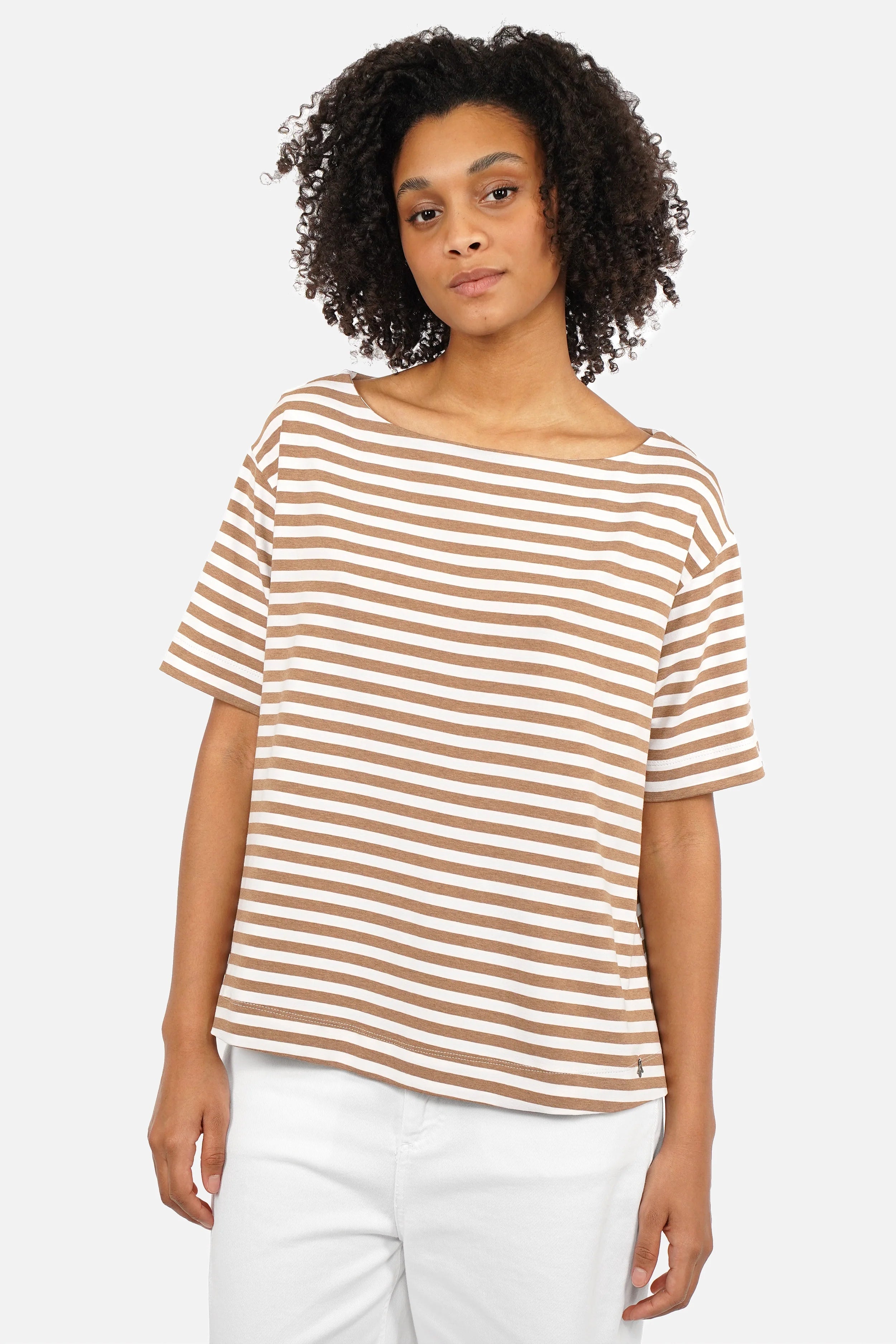 AILIE Gestreiftes Shirt aus Viskosejersey mit camel/off white Streifen, schmalem U-Boot-Ausschnitt und kurzem Ärmel